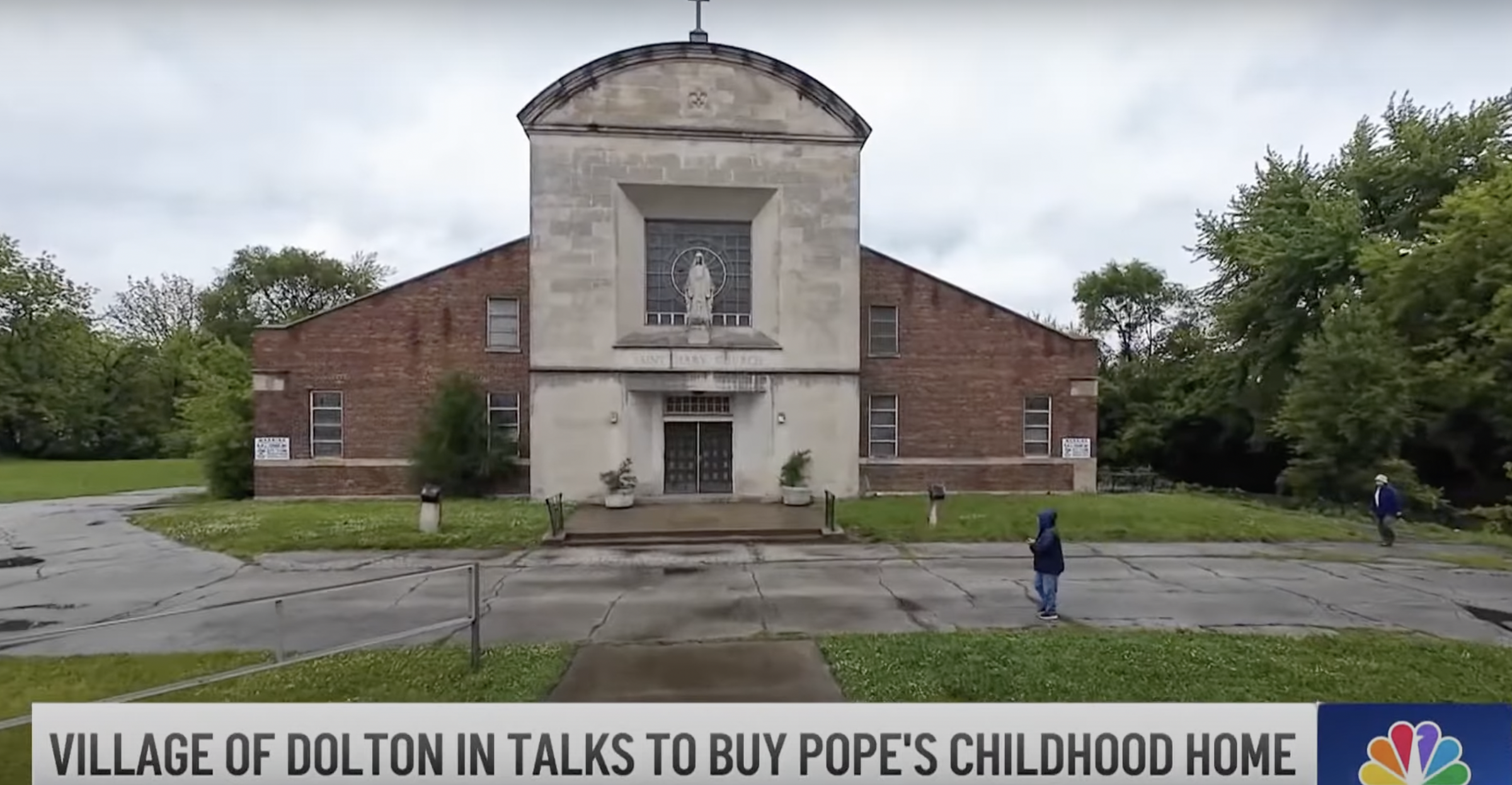Ein Screenshot der Kirche und Schule St. Mary of the Assumption aus einem Video vom 23. Mai 2025. | Quelle: YouTube/NBC Chicago