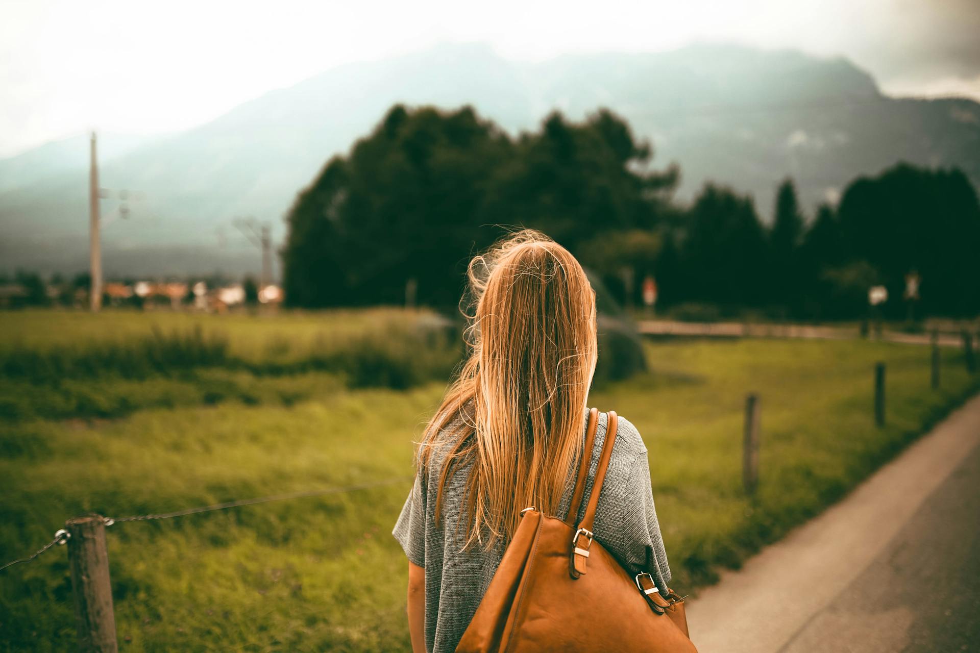 Eine Frau steht im Freien | Quelle: Pexels