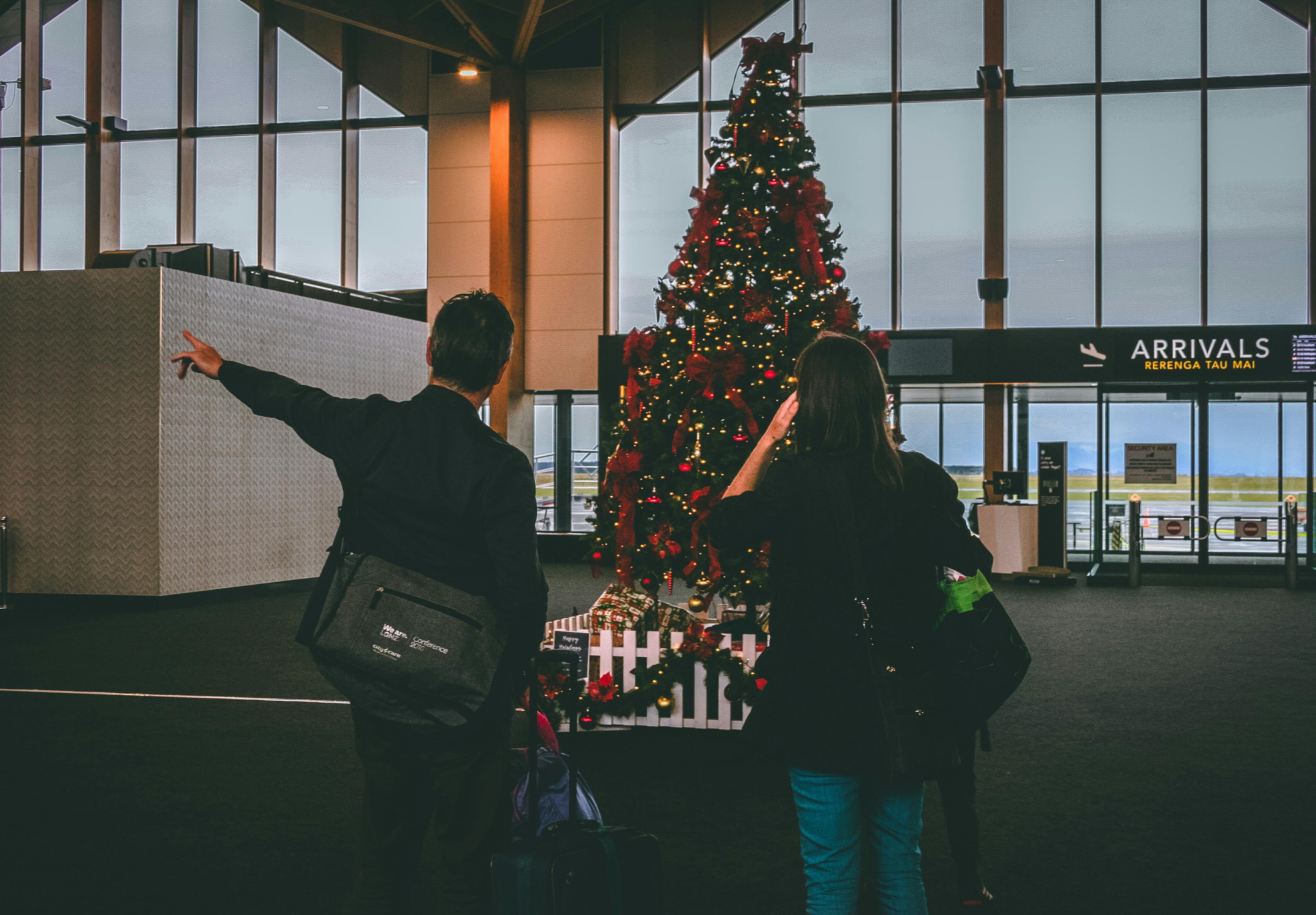 Ein Paar auf dem Flughafen | Quelle: Pexels