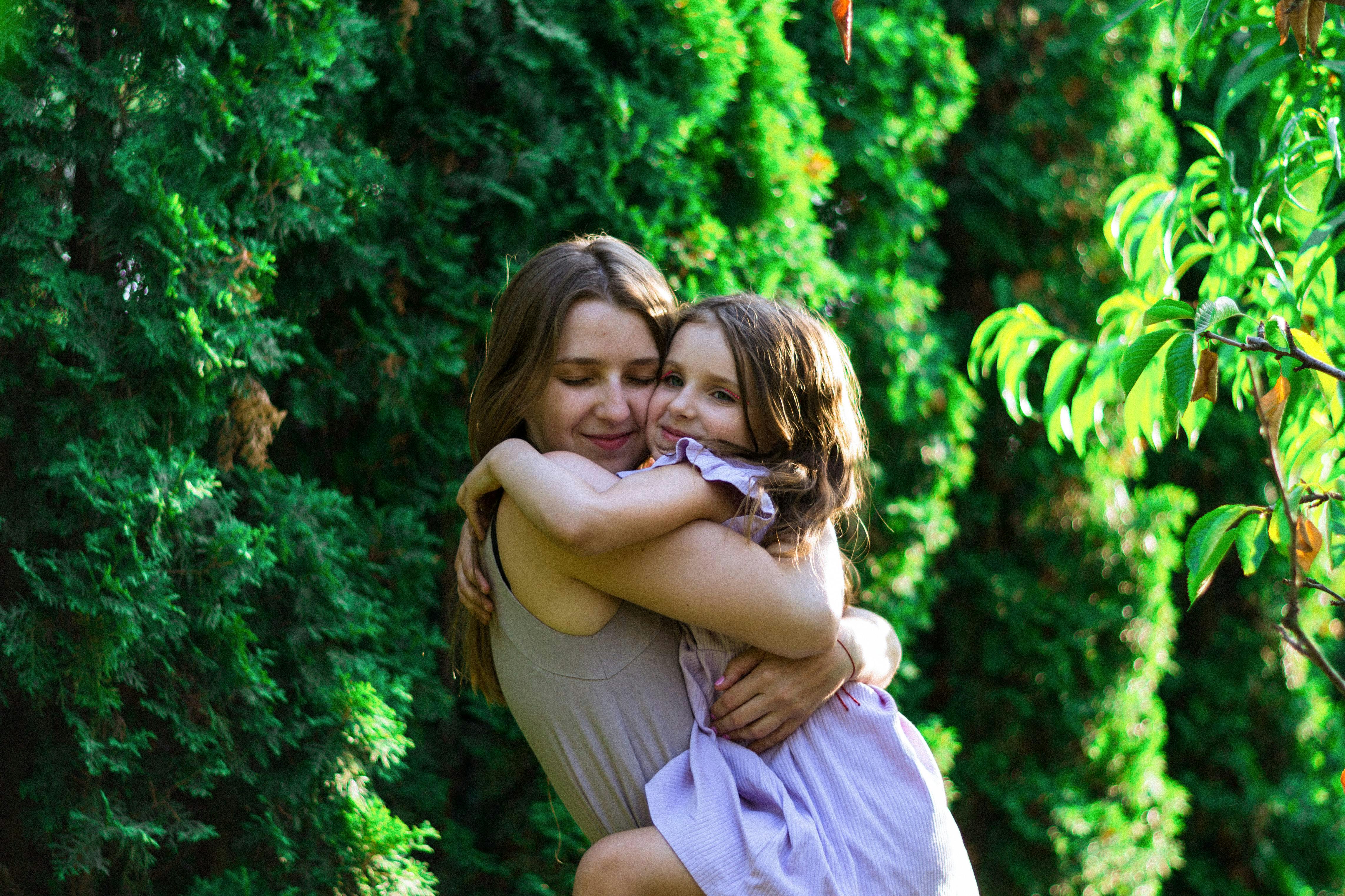 Eine Mutter, die ihre Tochter herzlich umarmt | Quelle: Pexels