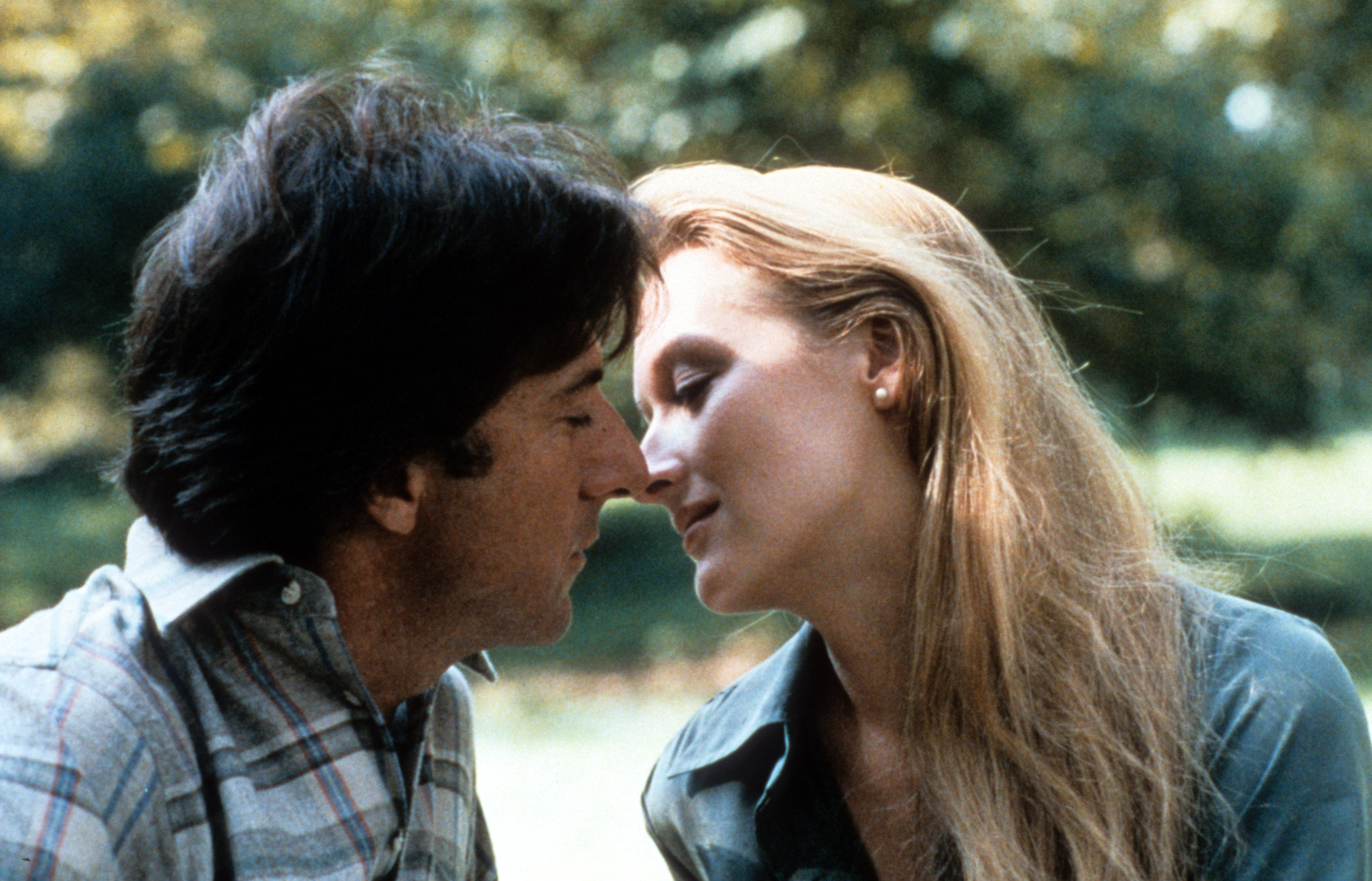 Dustin Hoffman küsst Meryl Streep in einer Szene aus dem Film "Kramer vs. Kramer" im Jahr 1979 | Quelle: Getty Images