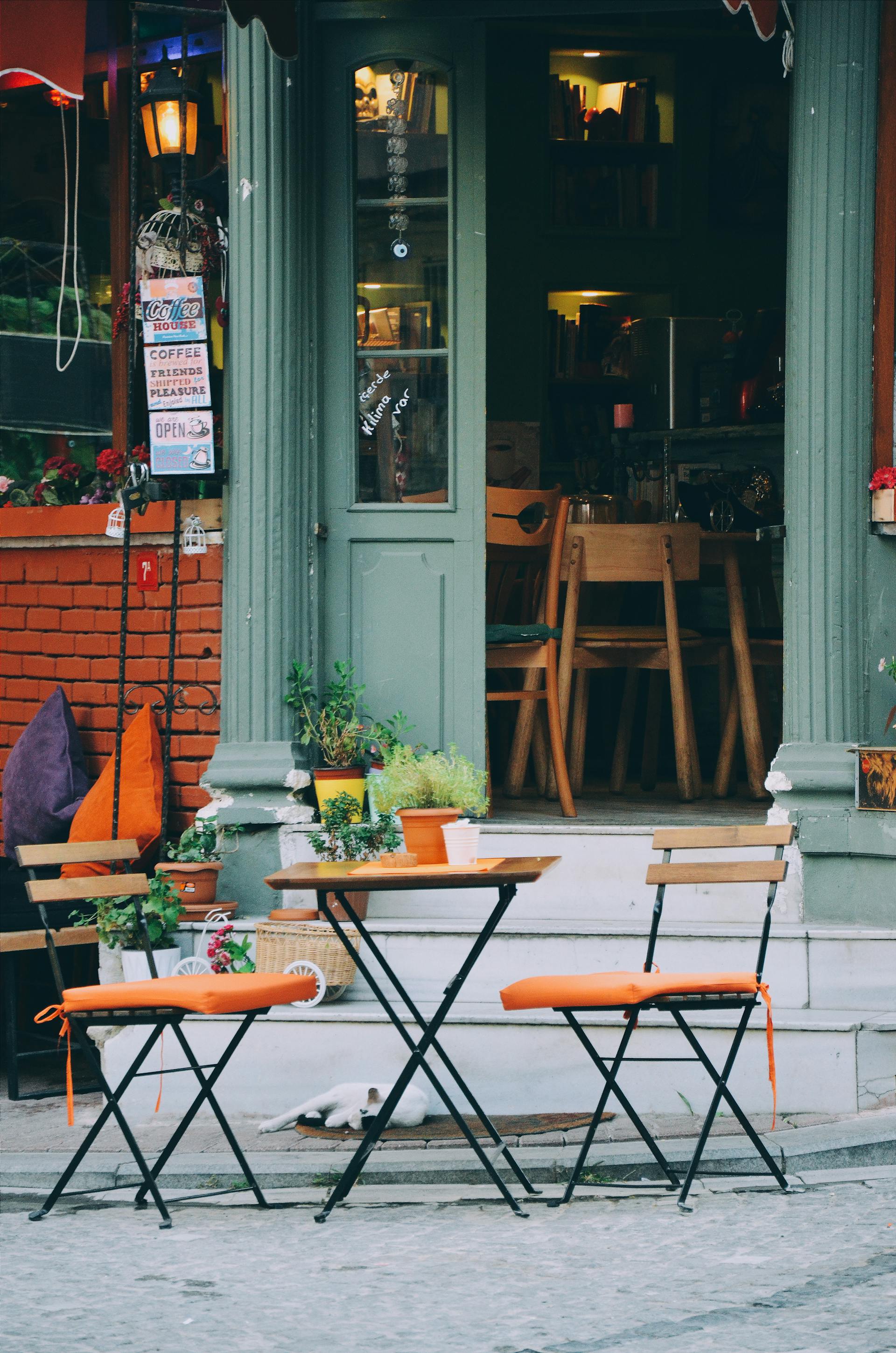 Eine dreiteilige braune und orangefarbene Terrassengarnitur vor einem Café | Quelle: Pexels