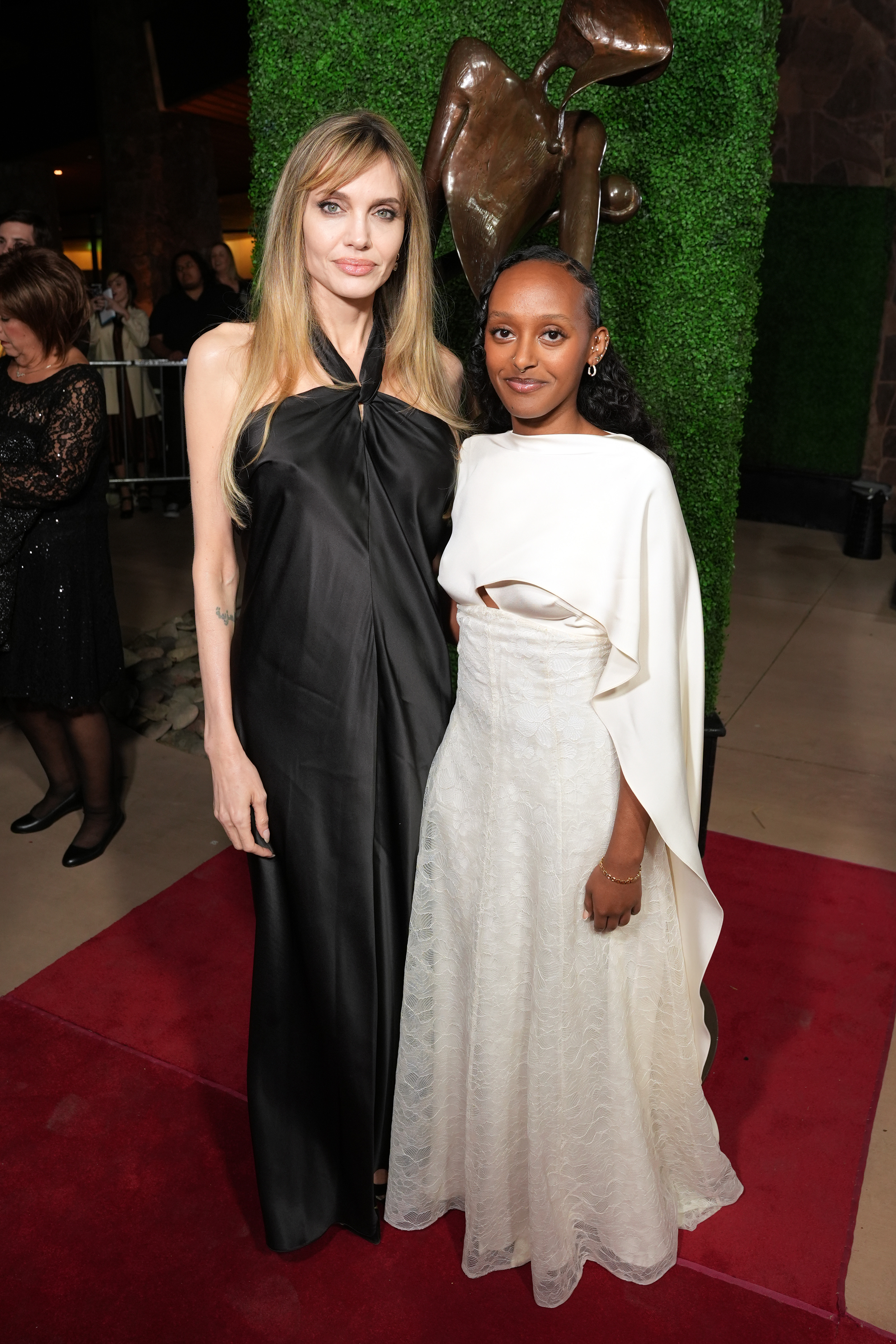 Zahara Marley und Angelina Jolie nehmen am 3. Januar 2025 an der 36. Verleihung der Palm Springs International Film Festival Film Awards teil | Quelle: Getty Images