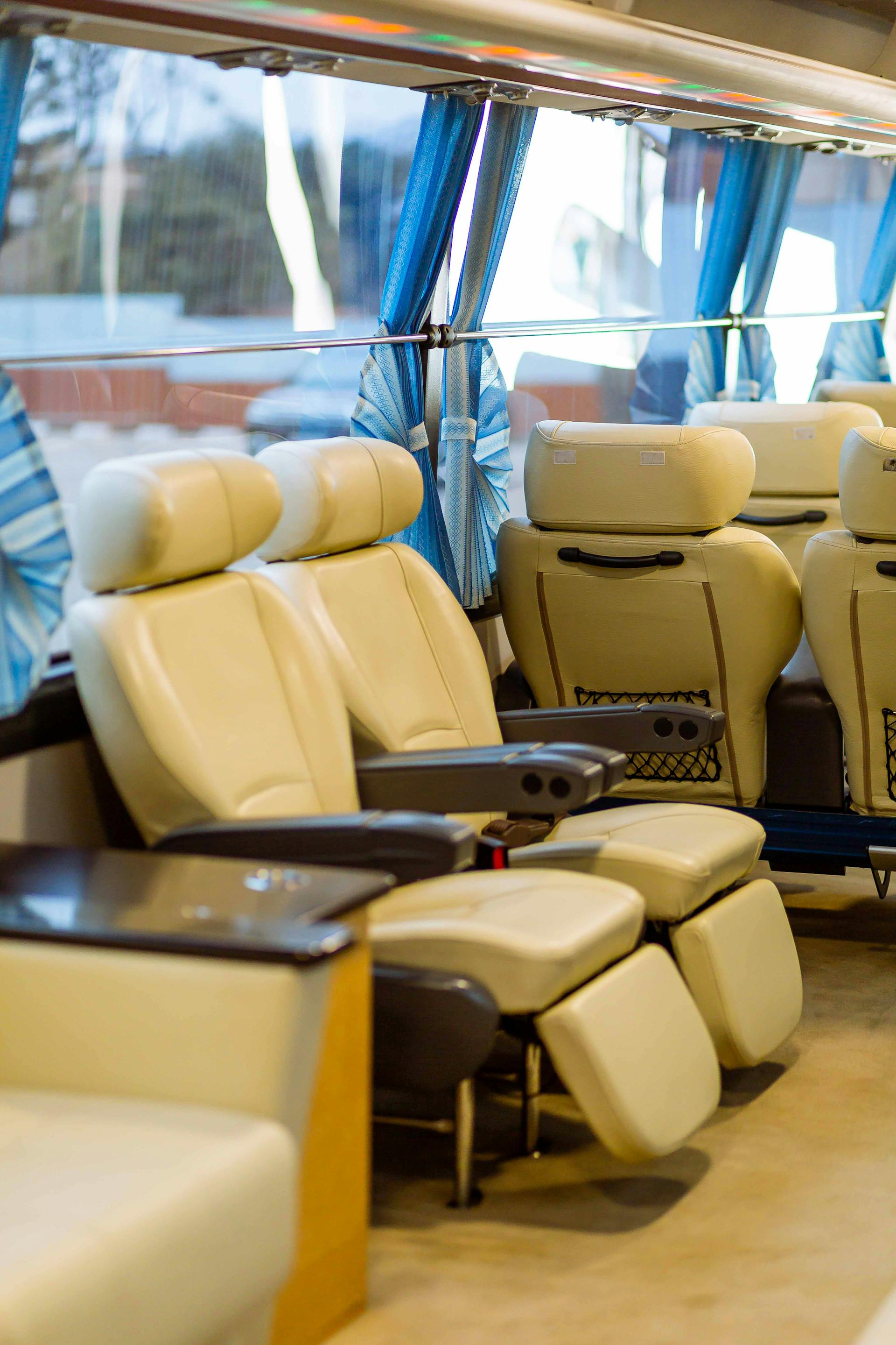 Sitze in einem Luxusreisebus | Quelle: Pexels