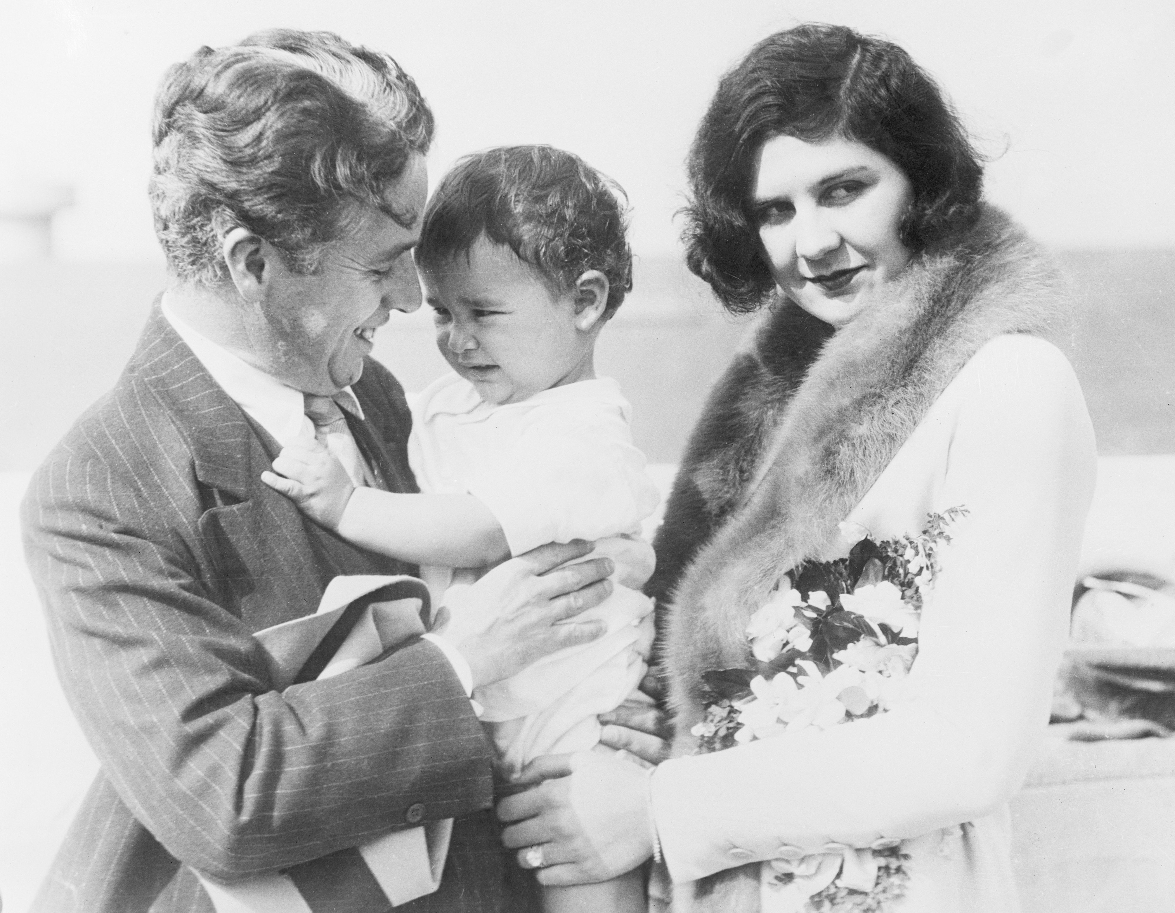 Charlie Chaplin, Lita Grey und ihr kleiner Sohn Charles Jr. an Bord der SS City of Los Angeles im November 1926 | Quelle: Getty Images