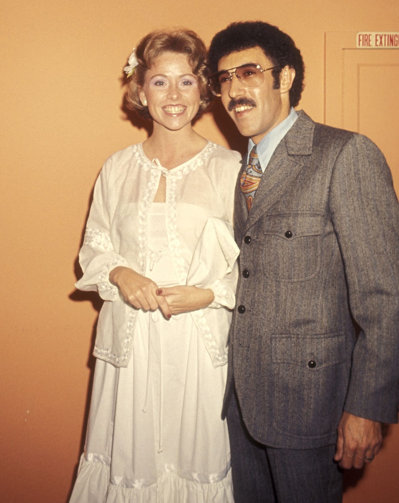 Der ehemalige "The Love Boat"-Star und ein Gast auf der ABC Television Affiliates Party am 12. Mai 1977 in Los Angeles, Kalifornien. | Quelle: Getty Images