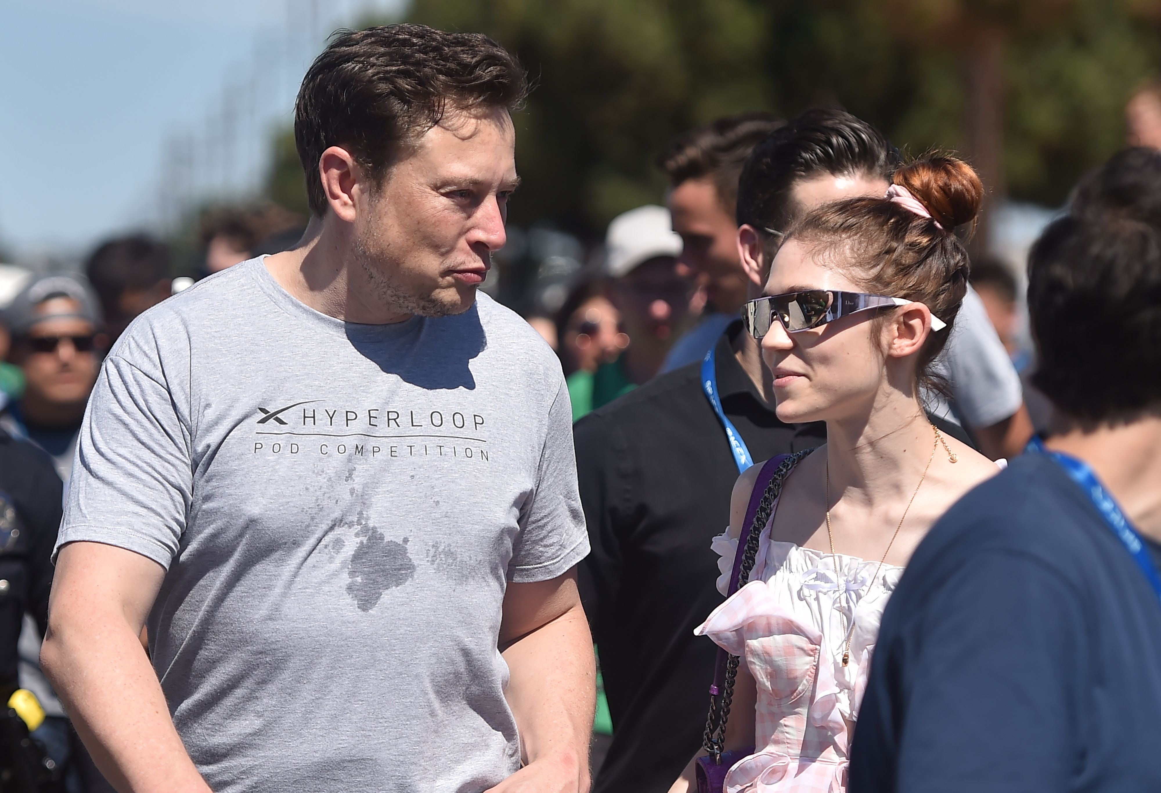 Elon Musk und Grimes bei der Space X Hyperloop Pod Competition, in Hawthorne, Kalifornien, am 22. Juli 2018 | Quelle: Getty Images