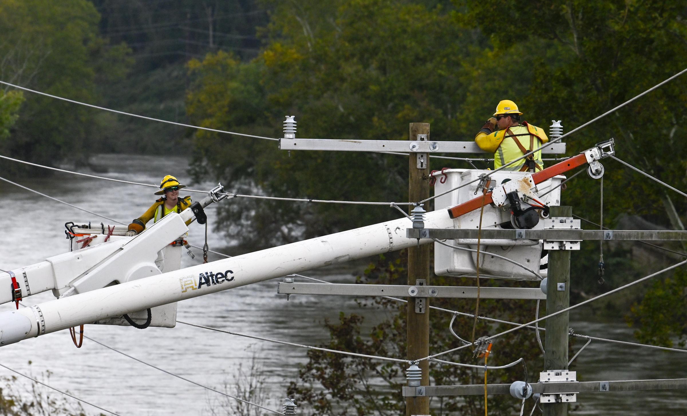 Ein Rettungsteam arbeitet am 30. September 2024 in Asheville, North Carolina, an der Wiederherstellung beschädigter Gebiete | Quelle: Getty Images