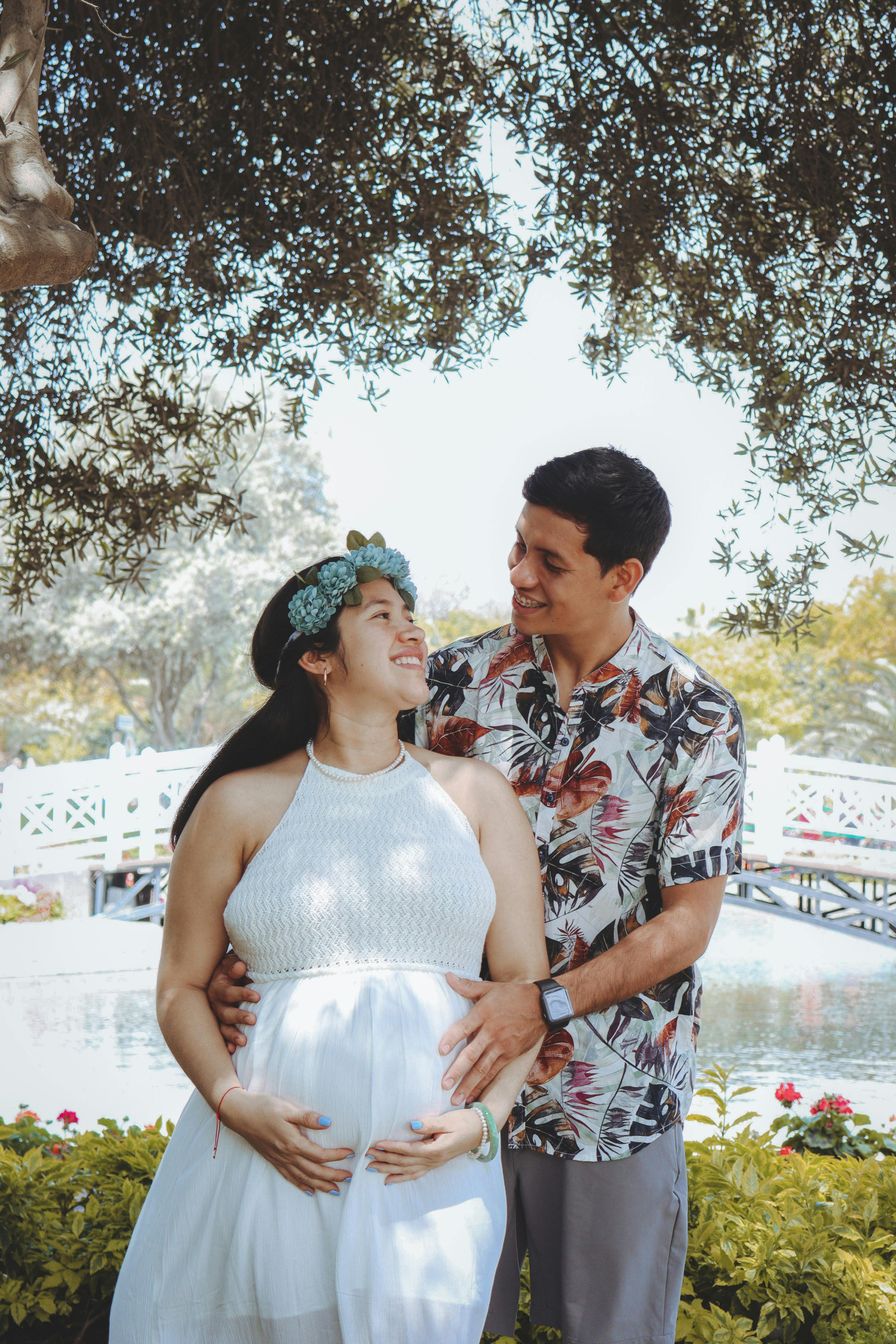 Eine schwangere Frau posiert mit ihrem Partner | Quelle: Pexels