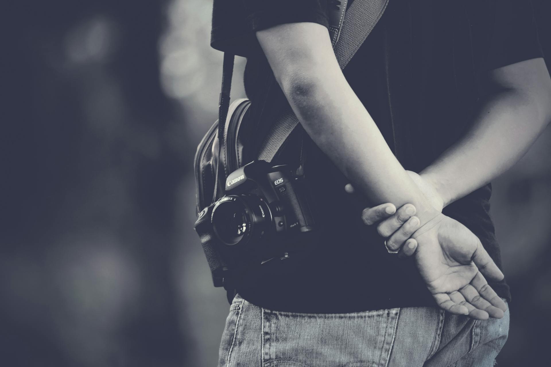 Ein Mann mit einer Tasche und einer Kamera | Quelle: Pexels