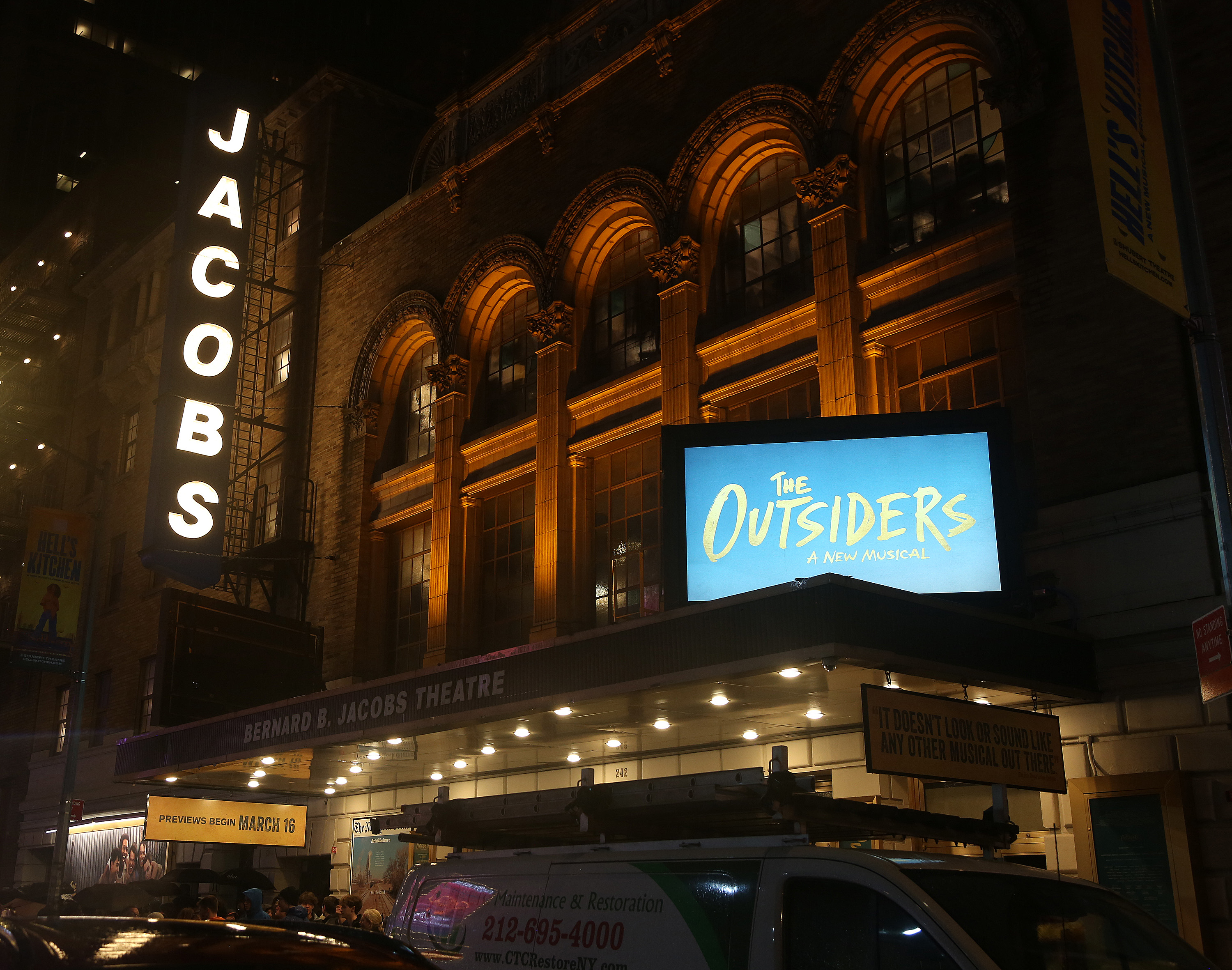 Schilder am neuen Musical nach dem Buchklassiker "The Outsiders" am Broadway im Bernard B. Jacobs Theatre am 3. April 2024 in New York City | Quelle: Getty Images