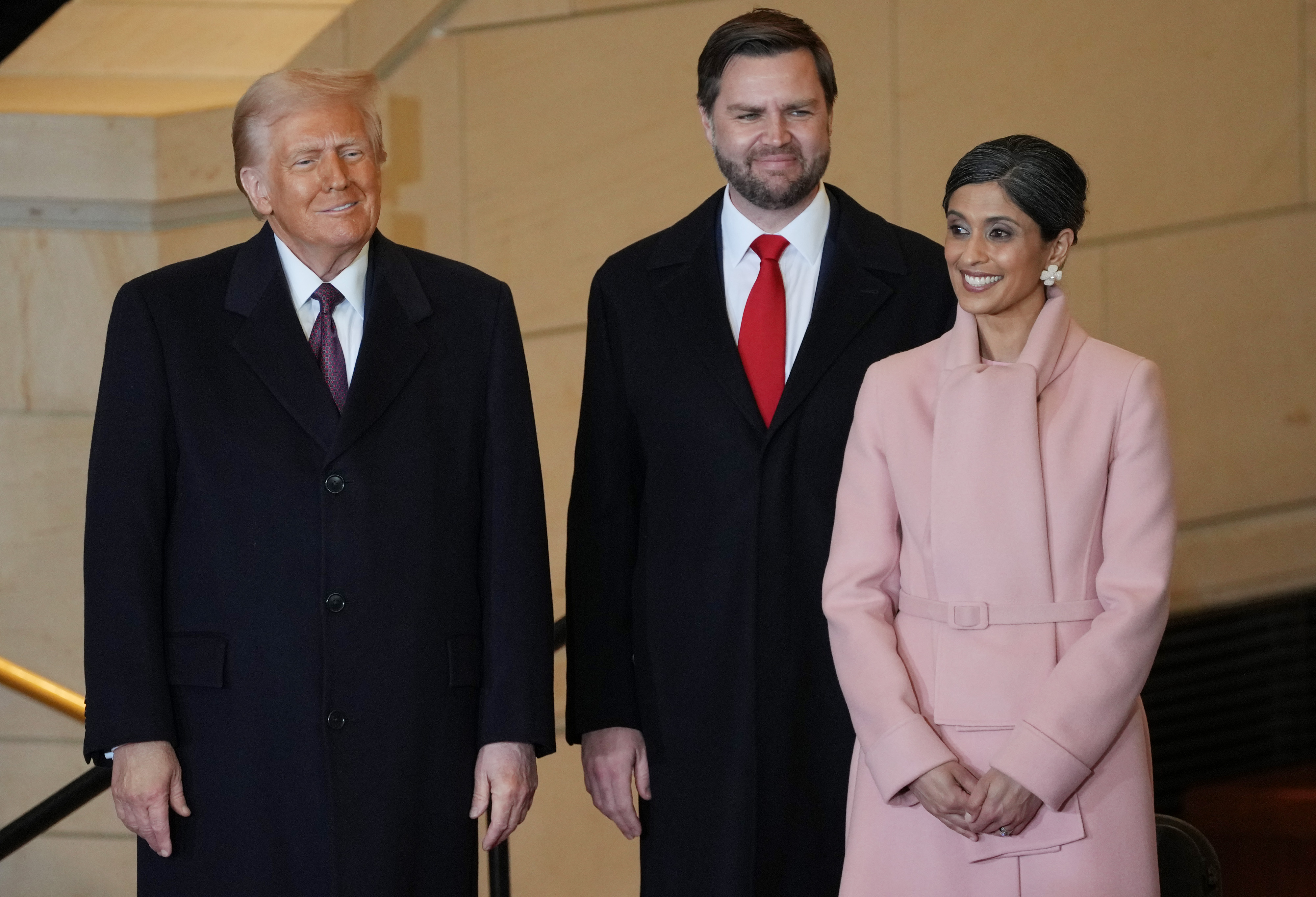 Präsident Donald Trump, Vizepräsident JD Vance und Second Lady Usha Vance besuchen die Emancipation Hall nach der Vereidigungszeremonie | Quelle: Getty Images