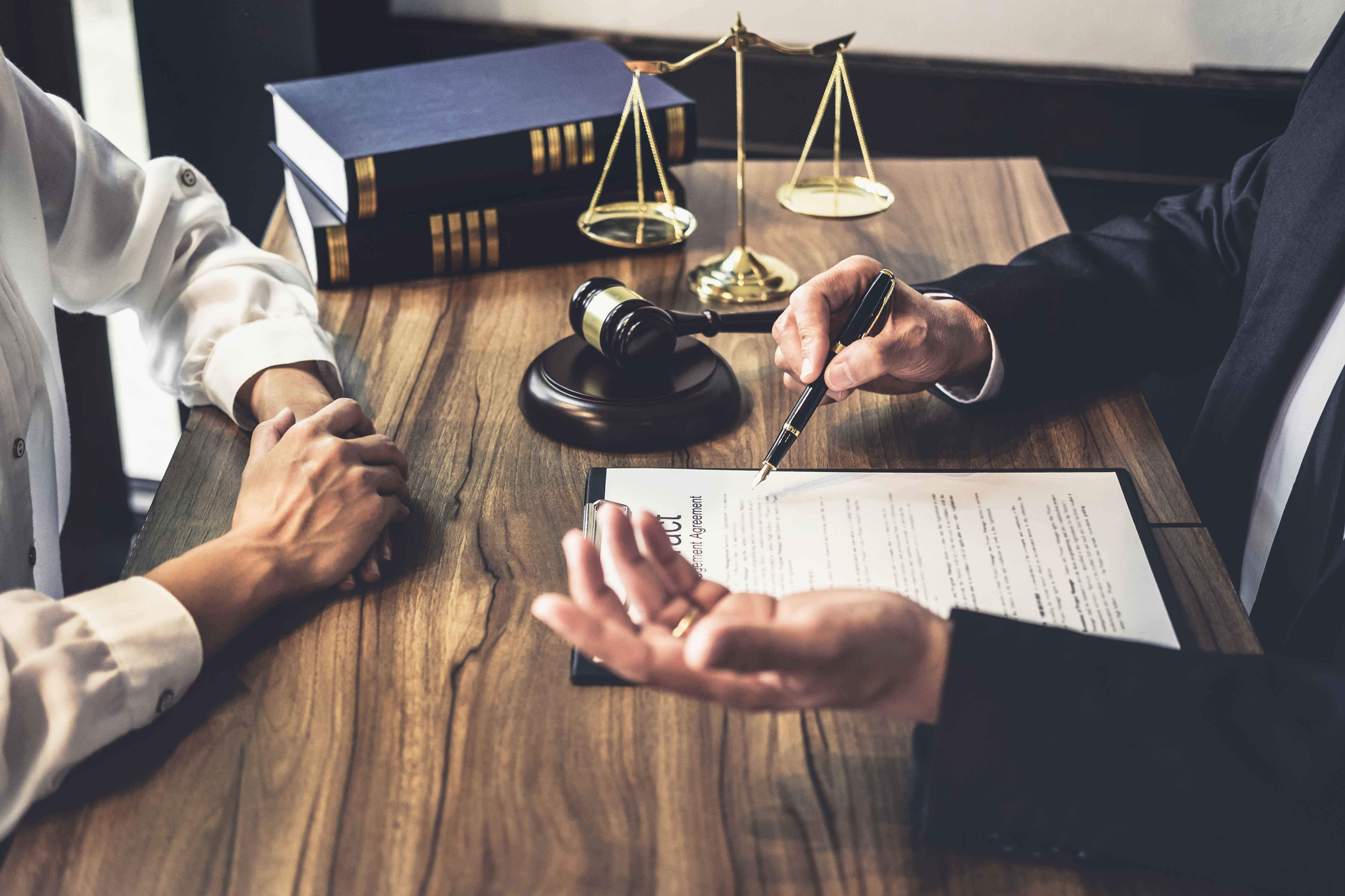 Ein Anwalt im Gespräch mit einem Mann | Quelle: Shutterstock