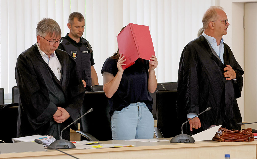 Andreas Ohm (v. l. n. r.), Rechtsanwalt, der Angeklagte und Thomas Löcker, Rechtsanwalt, erheben sich im Gerichtssaal des Landgerichts, als das Gericht zur Fortsetzung des Mordprozesses im Fall Fabian den Saal betritt. | Quelle: Getty Images