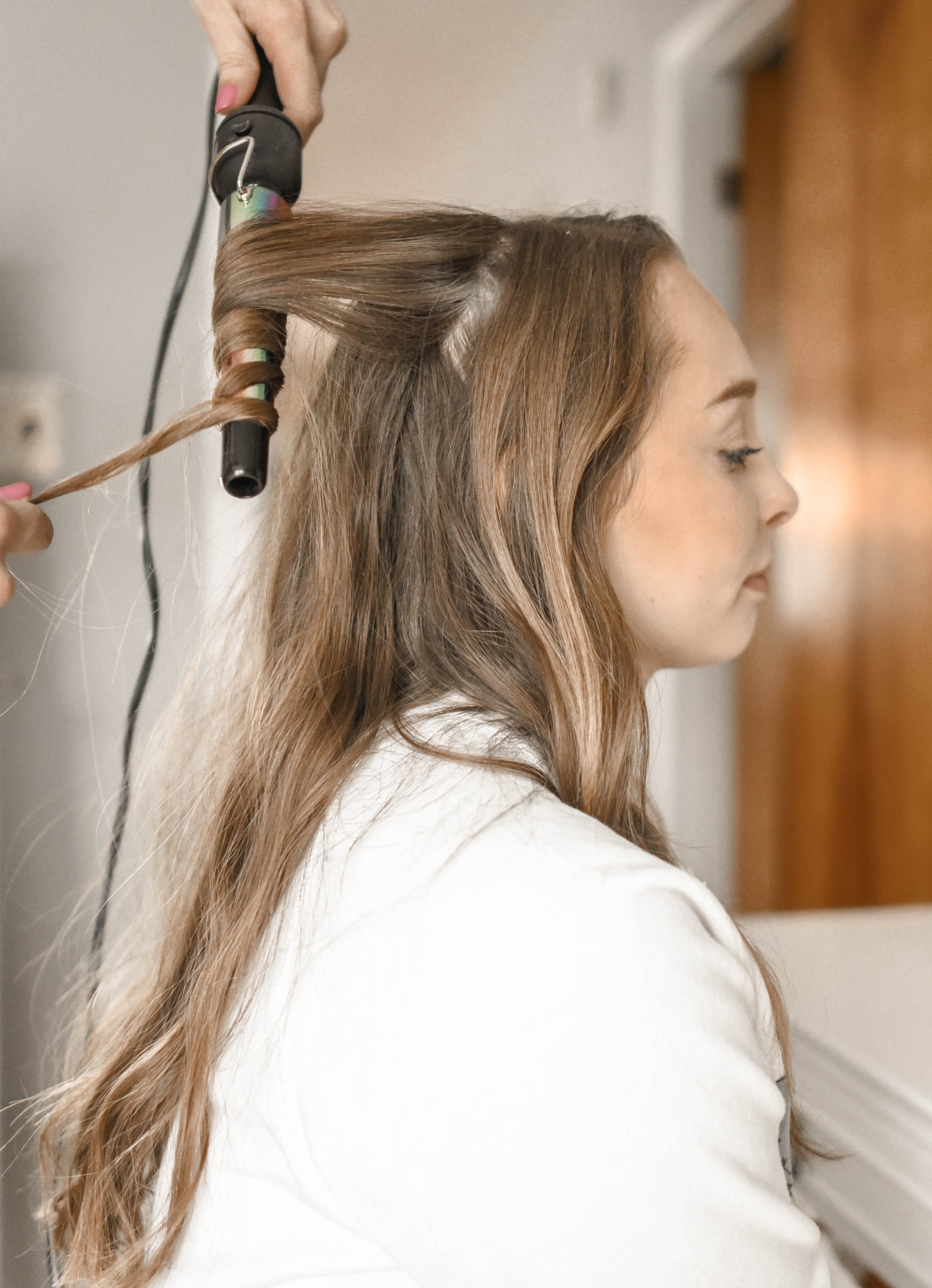 Eine Frau, die ihre Haare locken lässt | Quelle: Pexels