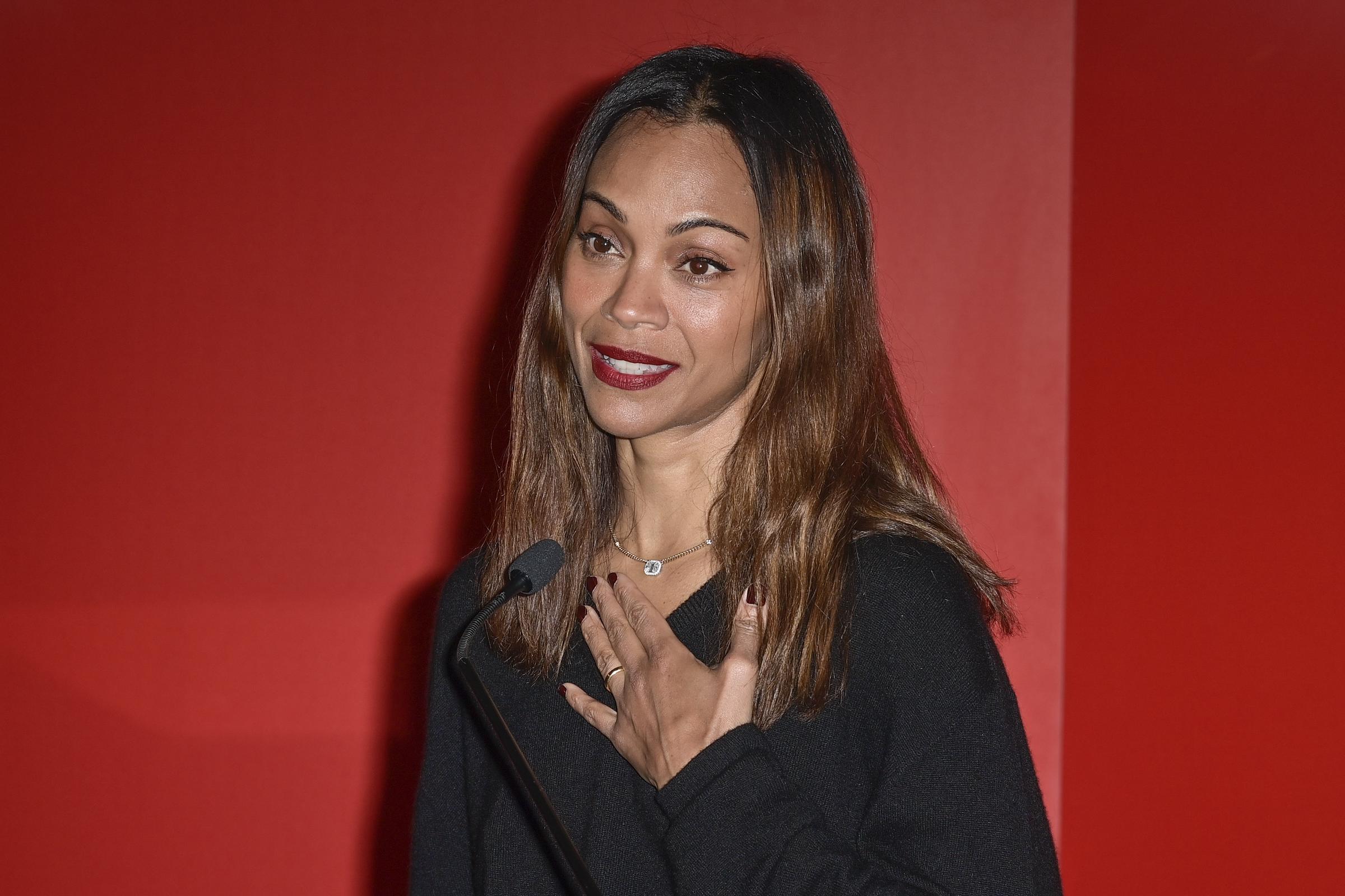 Zoe Saldaña spricht während der "Emilia Perez" Premiere. | Quelle: Getty Images