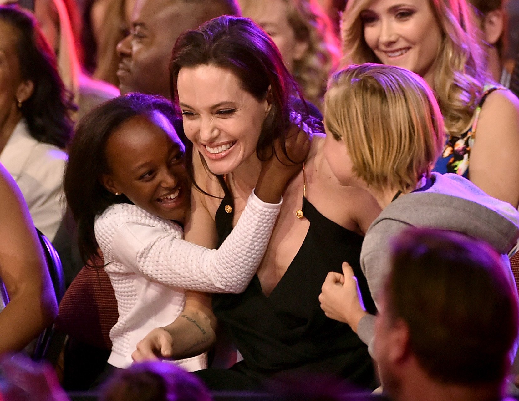 Schauspielerin Angelina Jolie mit ihren Töchtern Zahara Jolie-Pitt und Shiloh Jolie-Pitt während der 28. Annual Kids' Choice Awards von Nickelodeon im The Forum am 28. März 2015 in Inglewood, Kalifornien ┃Quelle: Getty Images