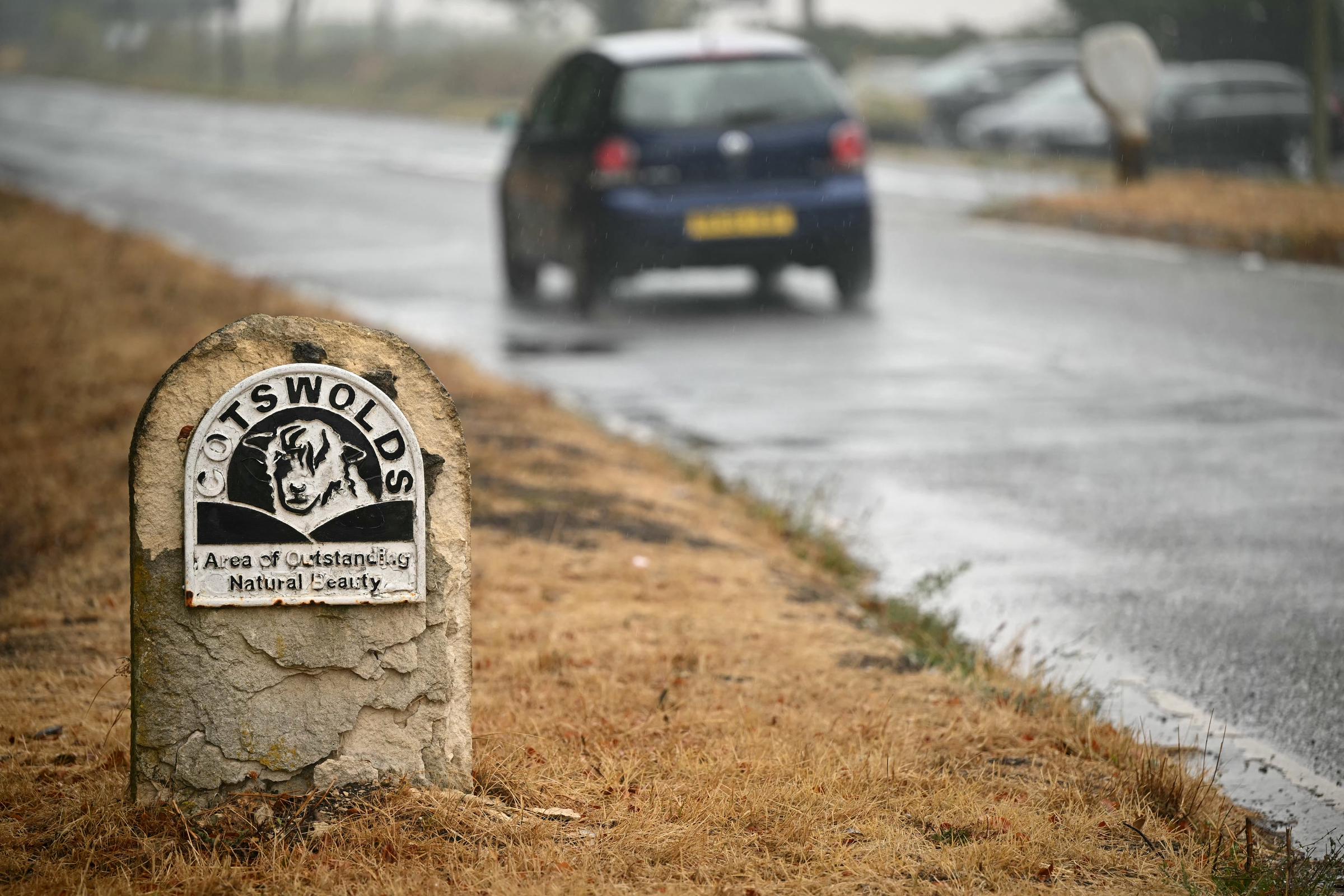 Auf dem Foto ist am 27. August 2026 in Chipping Norton, England, ein Schild mit der Aufschrift „Cotswolds“ zu sehen. Die Region gehörte zu den Orten, die als möglicher Wohnsitz für das Herzogspaar von Sussex im Gespräch waren, auch wenn ihre endgültige Entscheidung noch nicht bestätigt worden war. | Quelle: Getty Images