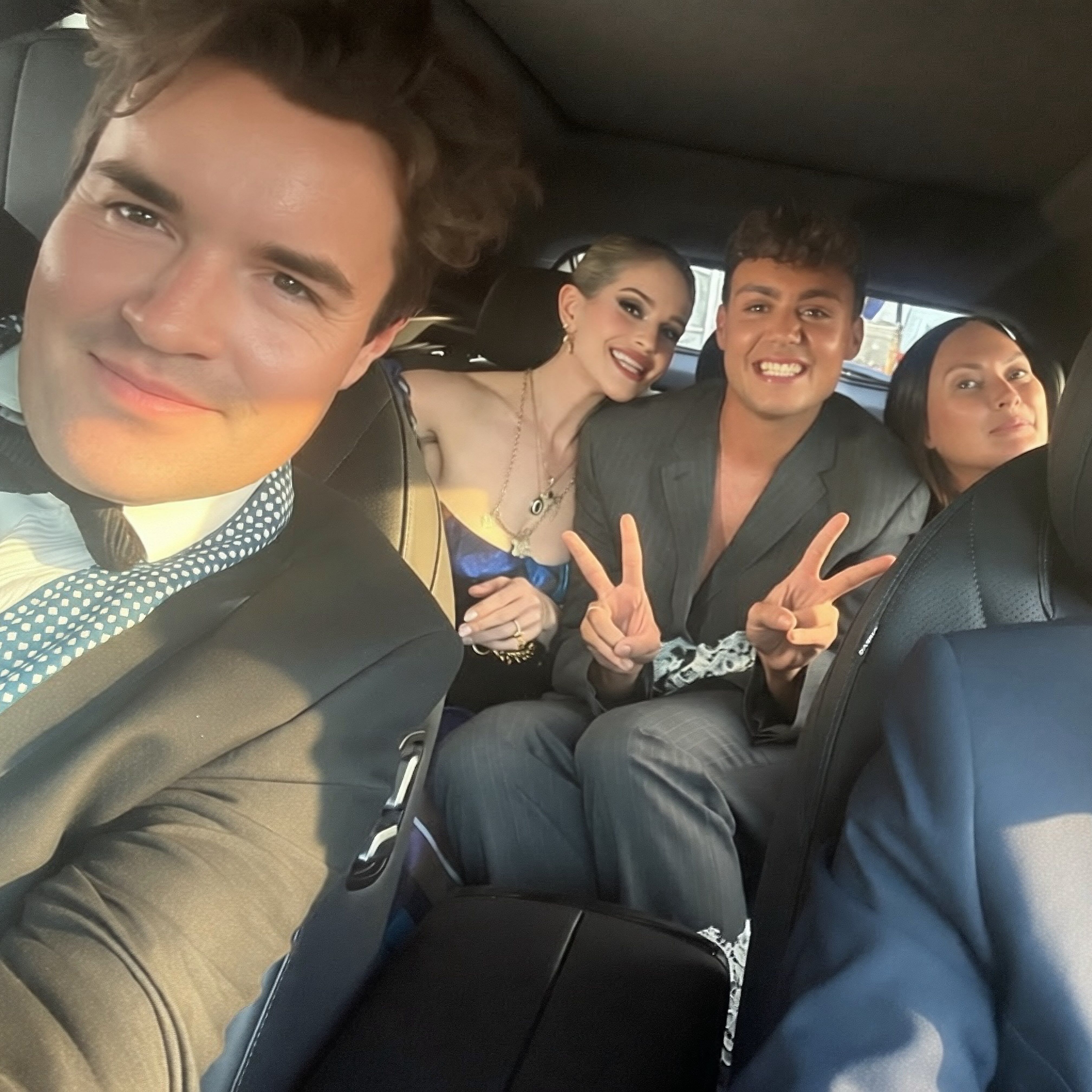 Kelly Osbourne macht ein Auto-Selfie zusammen mit dem „Emmerdale“-Schauspieler Bradley Riches und Freunden, während sie auf dem Weg zu den National Television Awards 2026 in der Londoner O2 Arena sind. | Quelle: Instagram/kellyosbourne