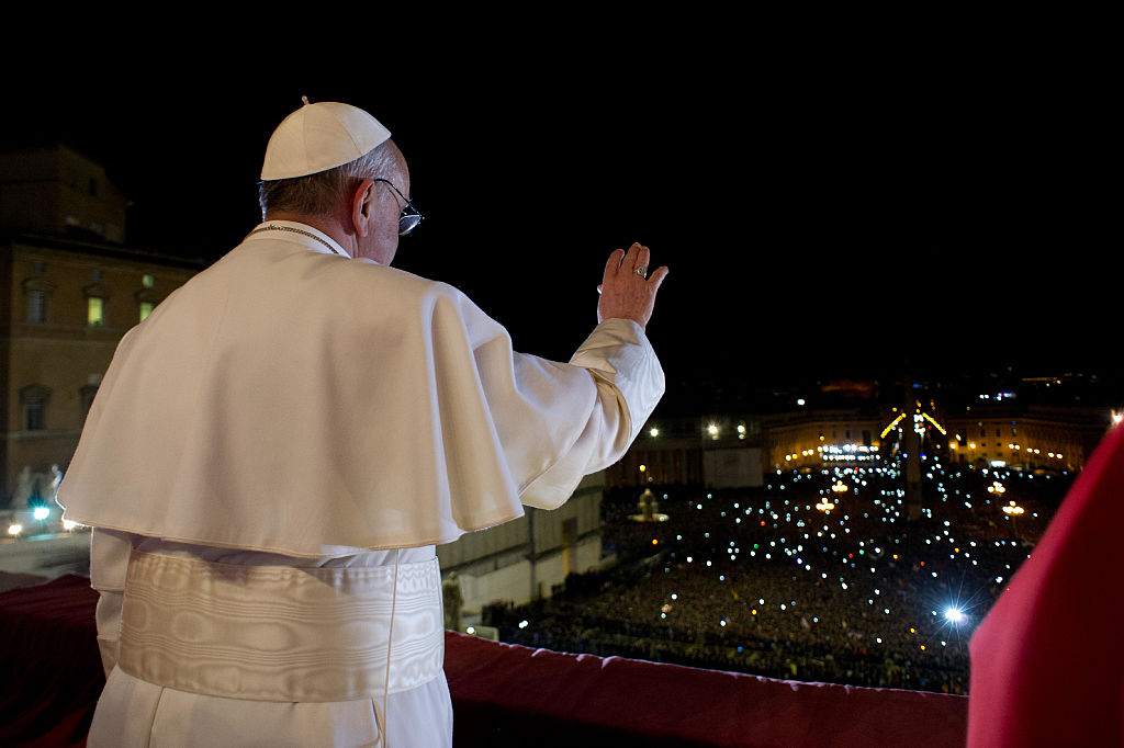 Der neu gewählte Papst Franziskus I. erscheint am 13. März 2013 auf dem Hauptbalkon des Petersdoms in Vatikanstadt, Vatikan. Der argentinische Kardinal Jorge Mario Bergoglio wurde zum 266. päpstlichen Papst gewählt.