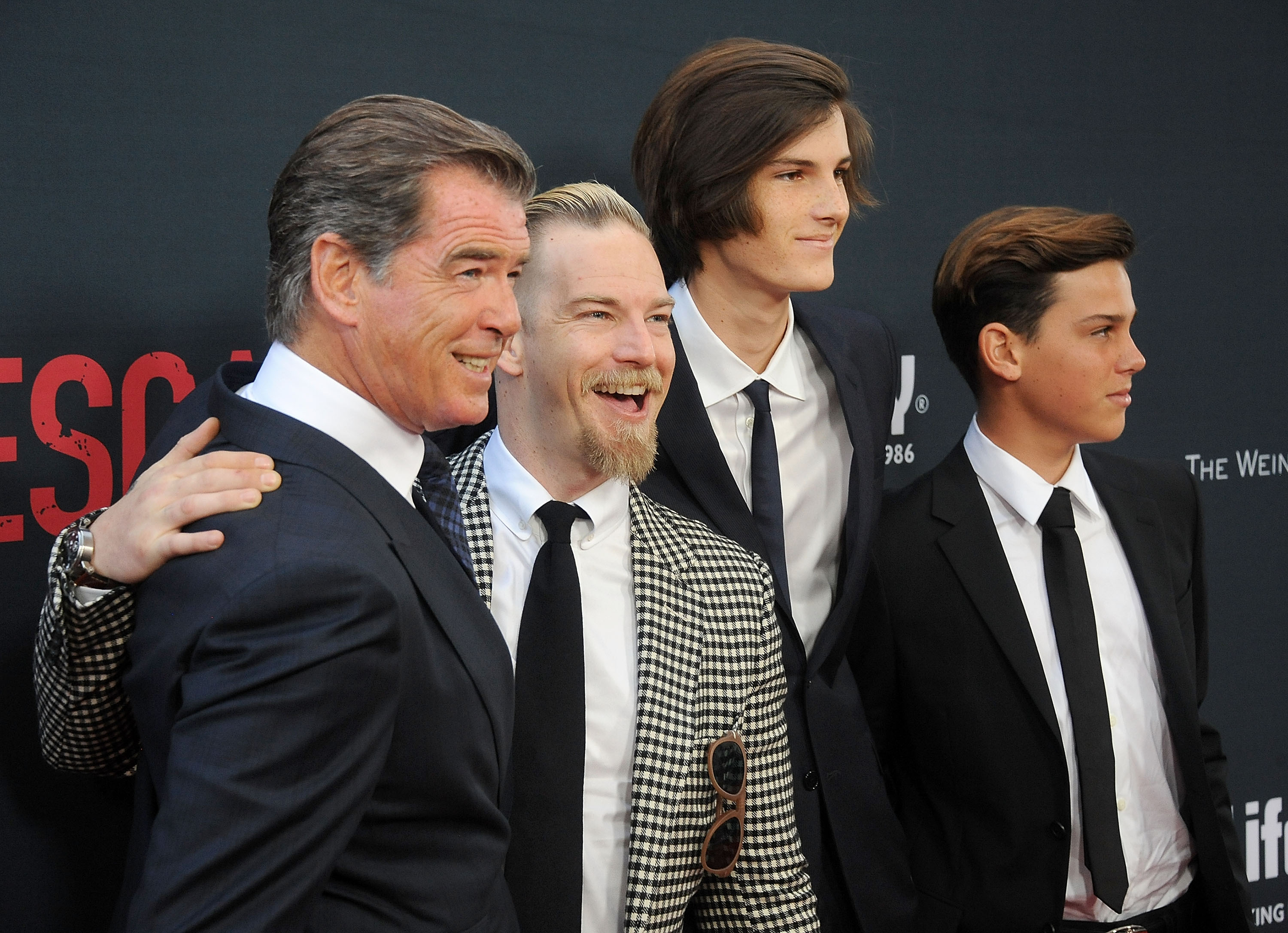 Pierce, Sean, Dylan und Paris Brosnan bei der Premiere von "No Escape" in Los Angeles, Kalifornien am 17. August 2015 | Quelle: Getty Images