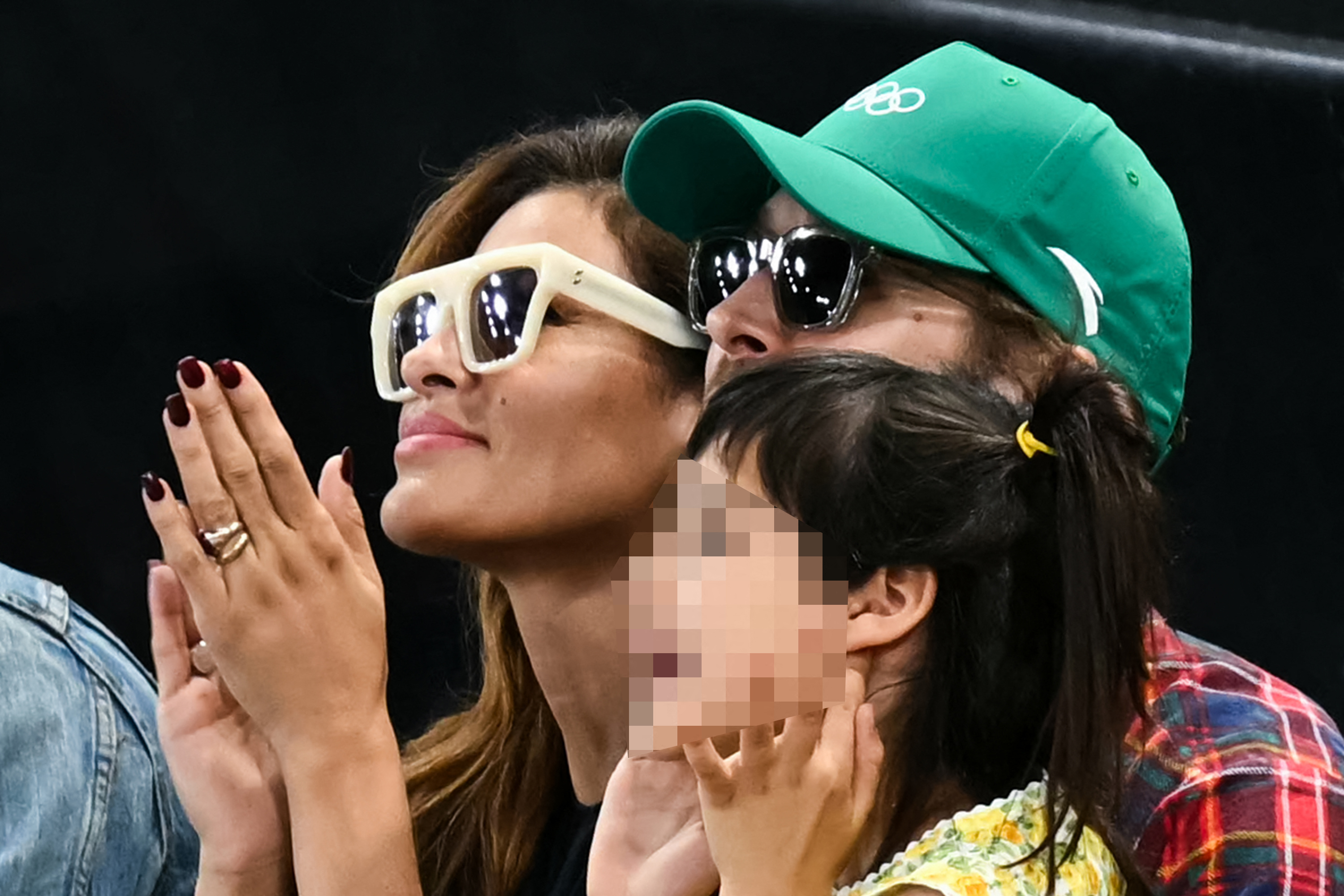 Eva Mendes und Ryan Gosling sehen sich das Finale am Stufenbarren der Frauen in der Bercy-Arena bei den Olympischen Spielen 2024 in Paris am 4. August 2024 an | Quelle: Getty Images