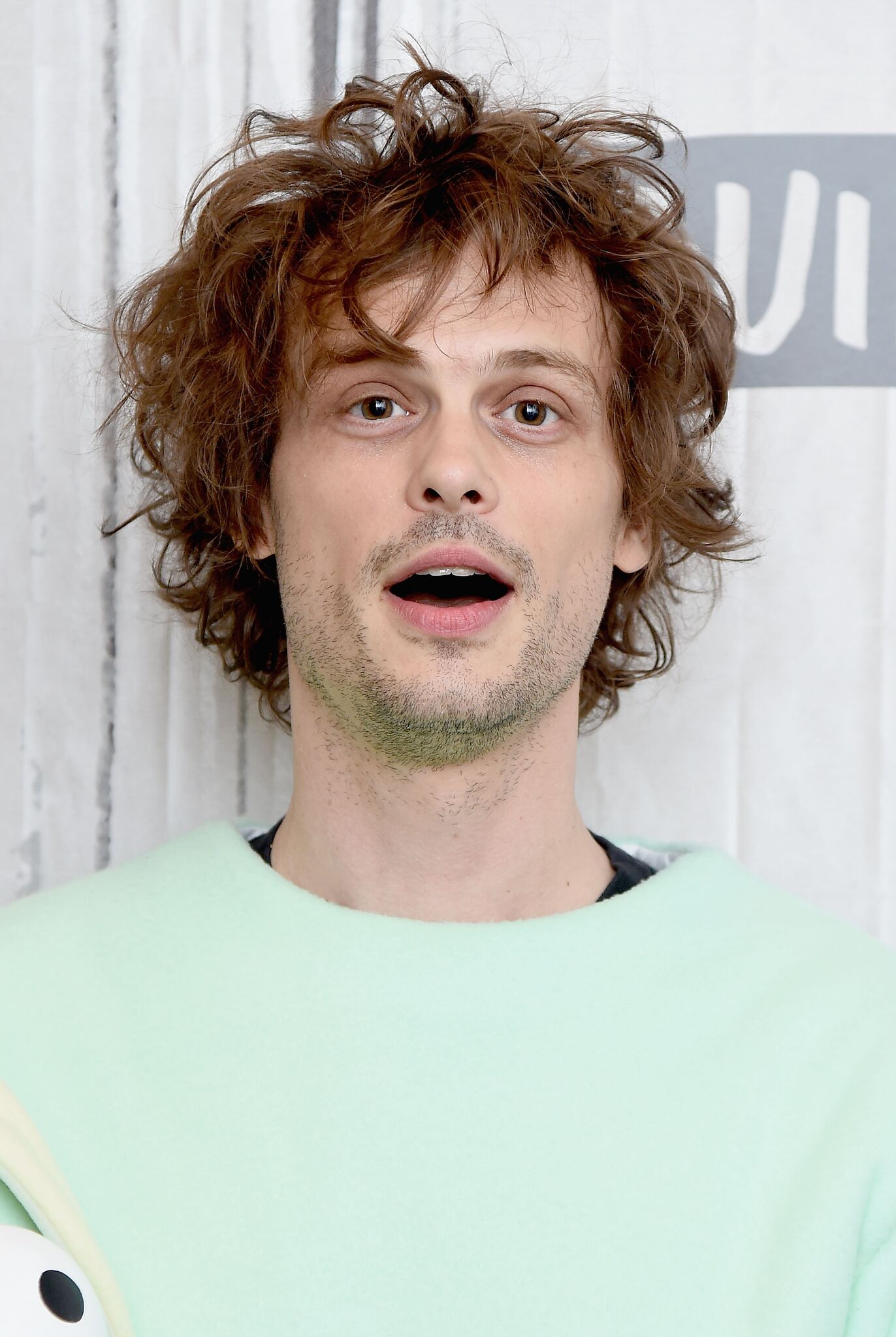 Matthew Gray Gubler beim Besuch der Build Series, um sein Buch "Rumple Buttercup: A Story of Bananas, Belonging, and Being Yourself" zu besprechen| Quelle: Getty Images