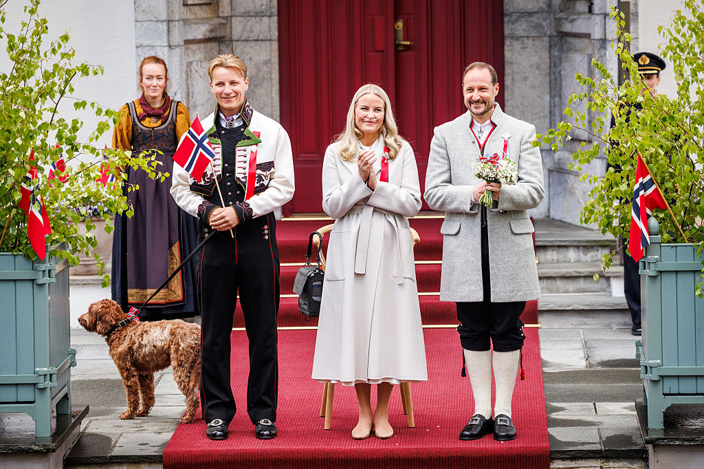 Prinz Sverre Magnus von Norwegen, Kronprinzessin Mette Marit von Norwegen und Kronprinz Haakon von Norwegen nehmen am 17. Mai 2026 in Oslo, Norwegen, an den Feierlichkeiten zum norwegischen Verfassungstag mit einem Kinderumzug in ihrer Residenz Skaugum teil. | Quelle: Getty Images