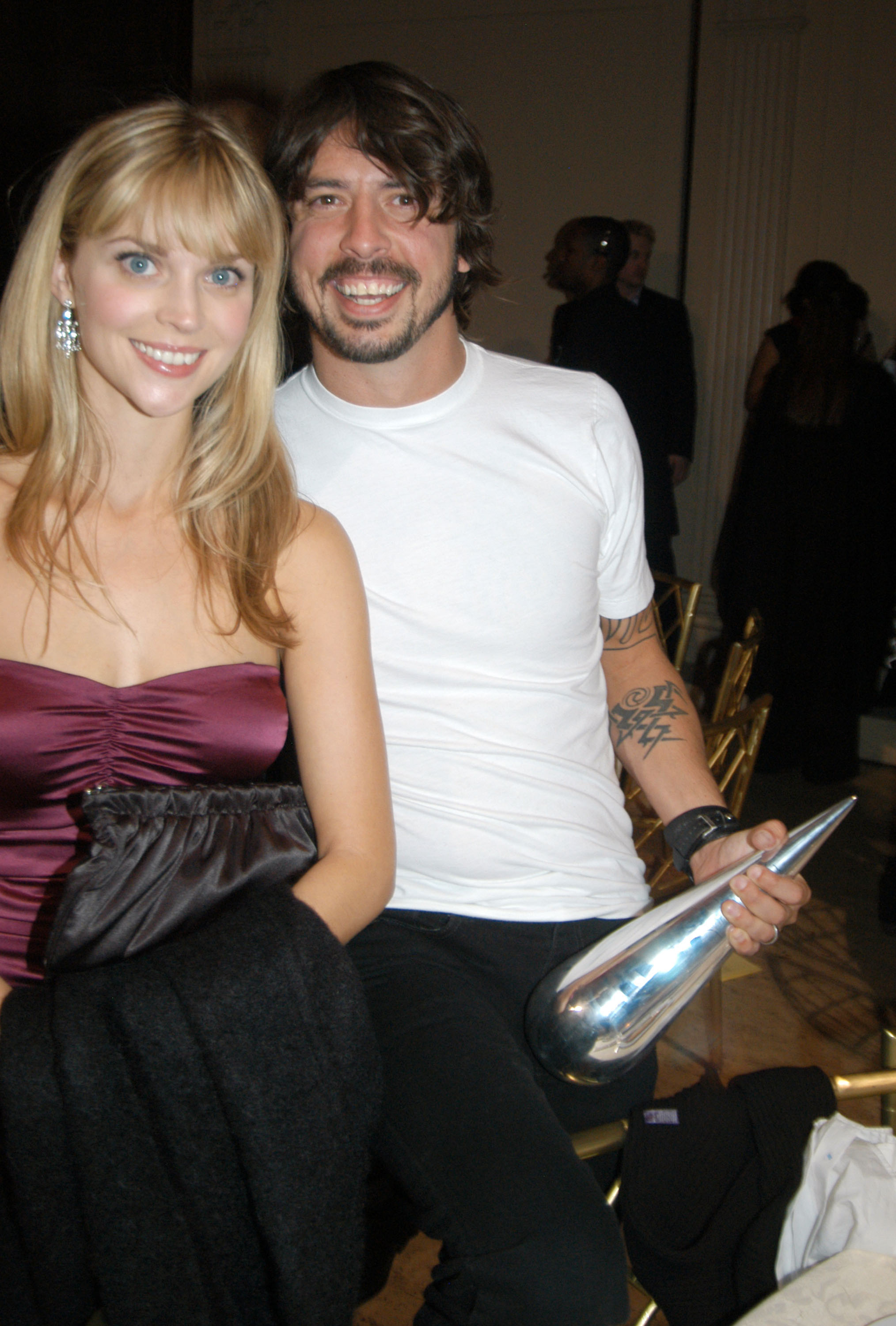 Jordyn Blum und Dave Grohl während der Spike TV's 2003 GQ Men of the Year Awards Afterparty am 21. Oktober 2003 in New York City. | Quelle: Getty Images