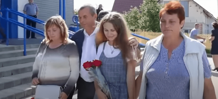 Ein Screenshot der Wiedervereinigung von Yulia Gorina mit ihren Eltern Viktor und Lyudmila Moiseenko | Quelle: Youtube.com/Ruptly - Youtube.com/CreepyWorld