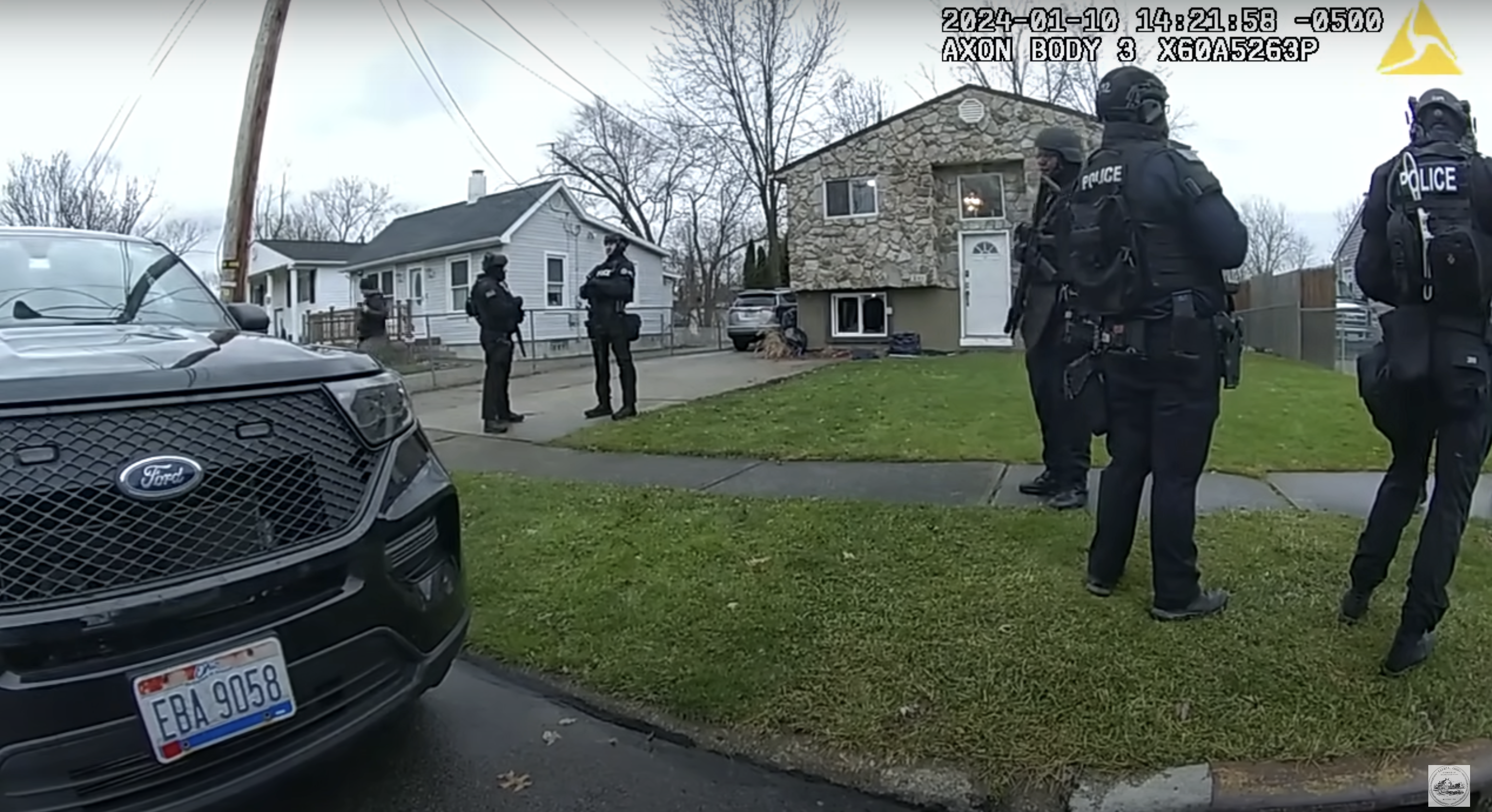 Polizeibeamte vor dem Haus von Courtney Price' Tante und Onkel, zu sehen in einem Video vom 17. Januar 2024 | Quelle: youtube.com/CityofElyriaChannel