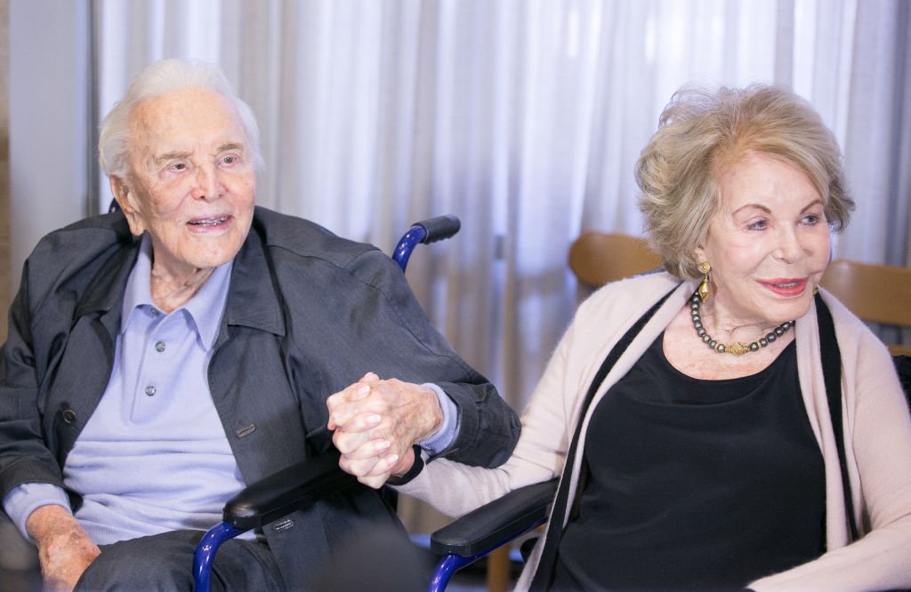 Kirk Douglas und Anne Buydens in Los Angeles 2017. | Quelle: Getty Images