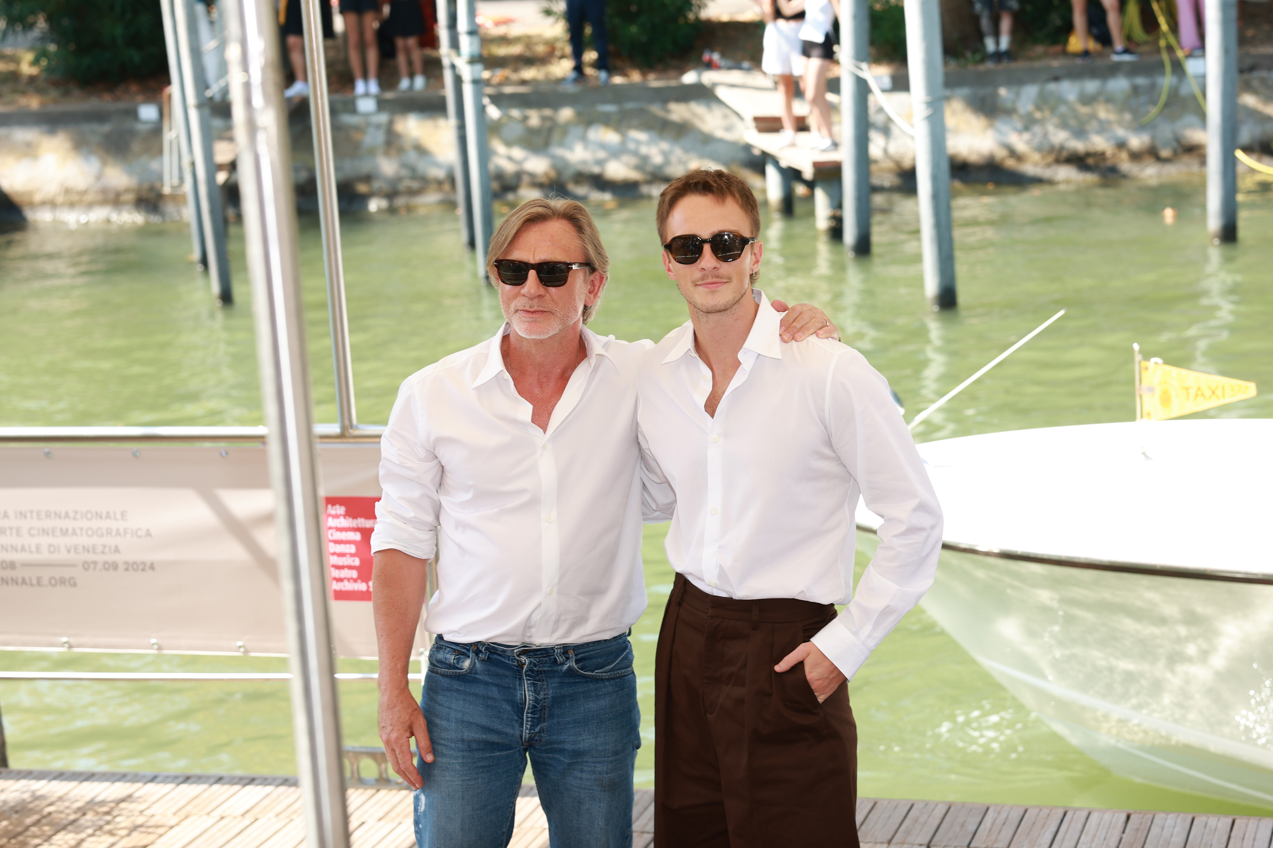 Daniel Craig und Drew Starkey am 03. September 2024 in Venedig, Italien | Quelle: Getty Images