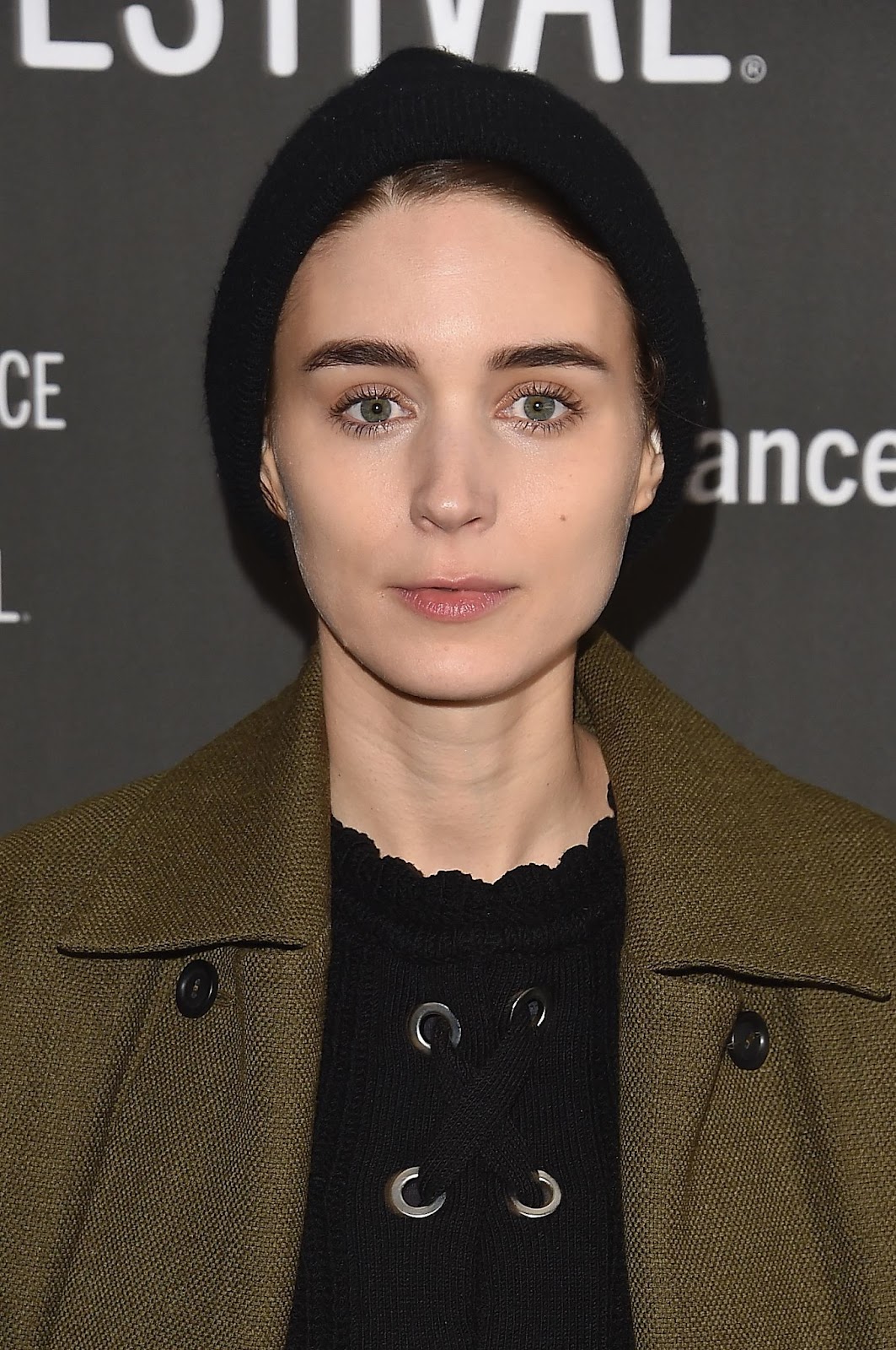 Auf dem Sundance Film Festival 2017 besuchte Rooney Mara die Premiere von "A Ghost Story". Mara, die für ihre nachdenklichen Rollen in Indie-Filmen bekannt ist, brachte ihre unverwechselbare Eleganz zu der gefeierten Veranstaltung mit. | Quelle: Getty Images