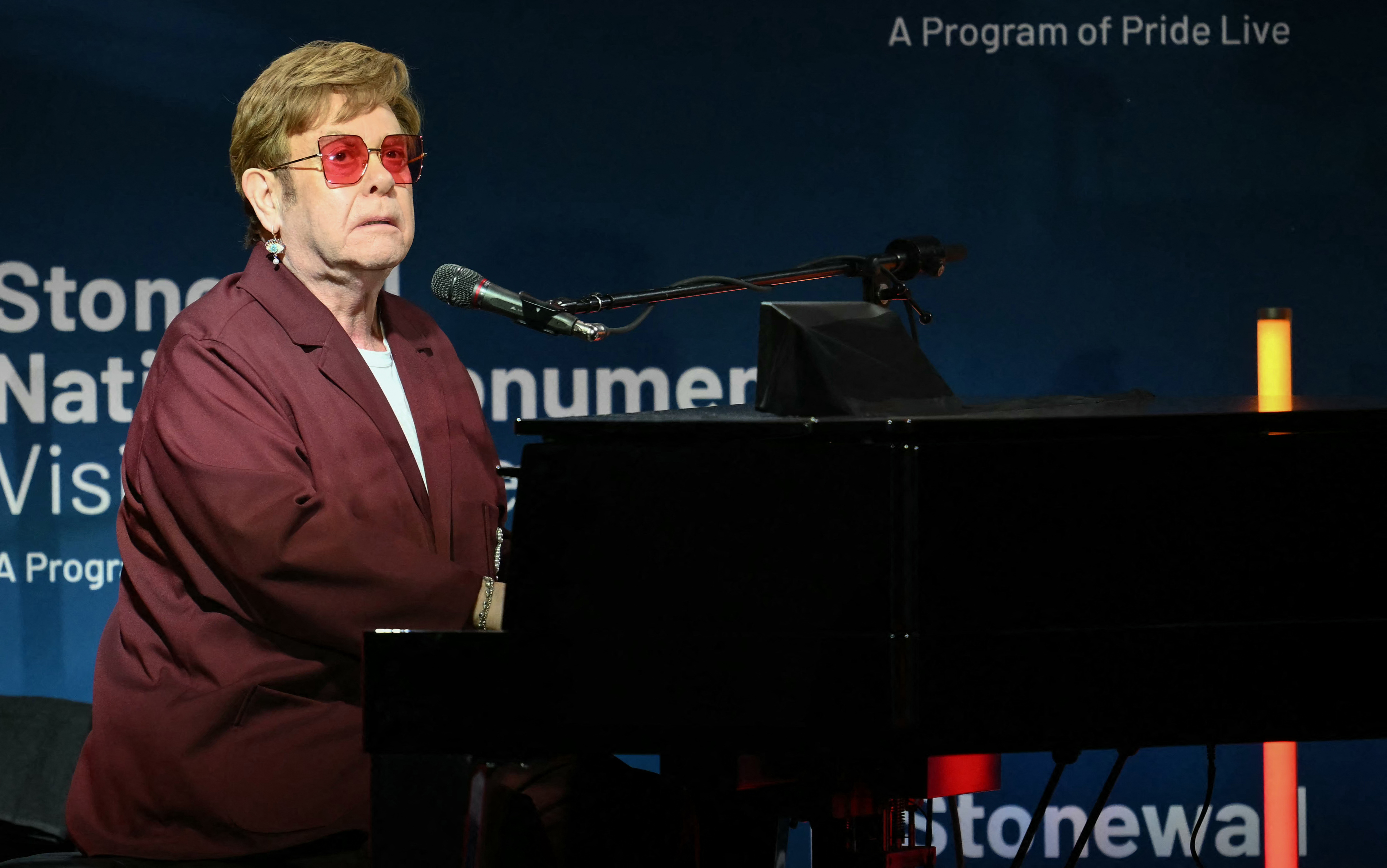 Elton John tritt bei der großen Eröffnungsfeier des Stonewall National Monument Visitor Center in New York City auf, am 28. Juni 2024 | Quelle: Getty Images