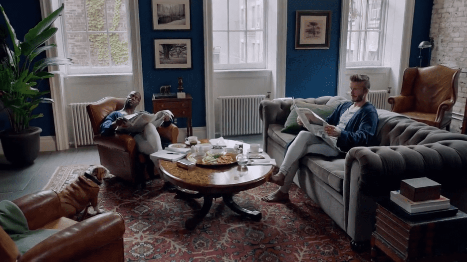 Kevin Hart und David Beckham beim Dreh eines H&M-Werbespots in Anderson Coopers Haus im West Village, aus einem Video vom 28. September 2015 | Quelle: Facebook/Kevin Hart