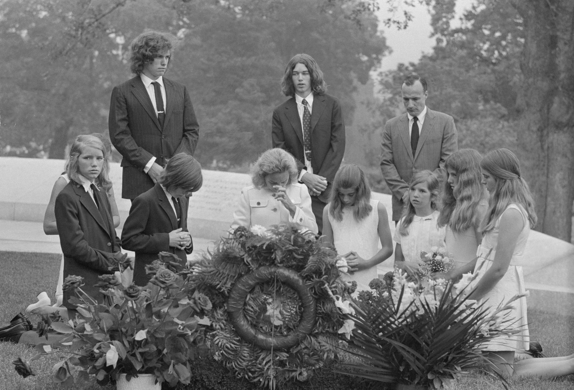 Ethel Kennedy und Familienmitglieder beim Besuch der Grabstätte des verstorbenen Robert F. Kennedy auf dem Arlington National Cemetery, am 6. Juni 1971 | Quelle: Getty Images