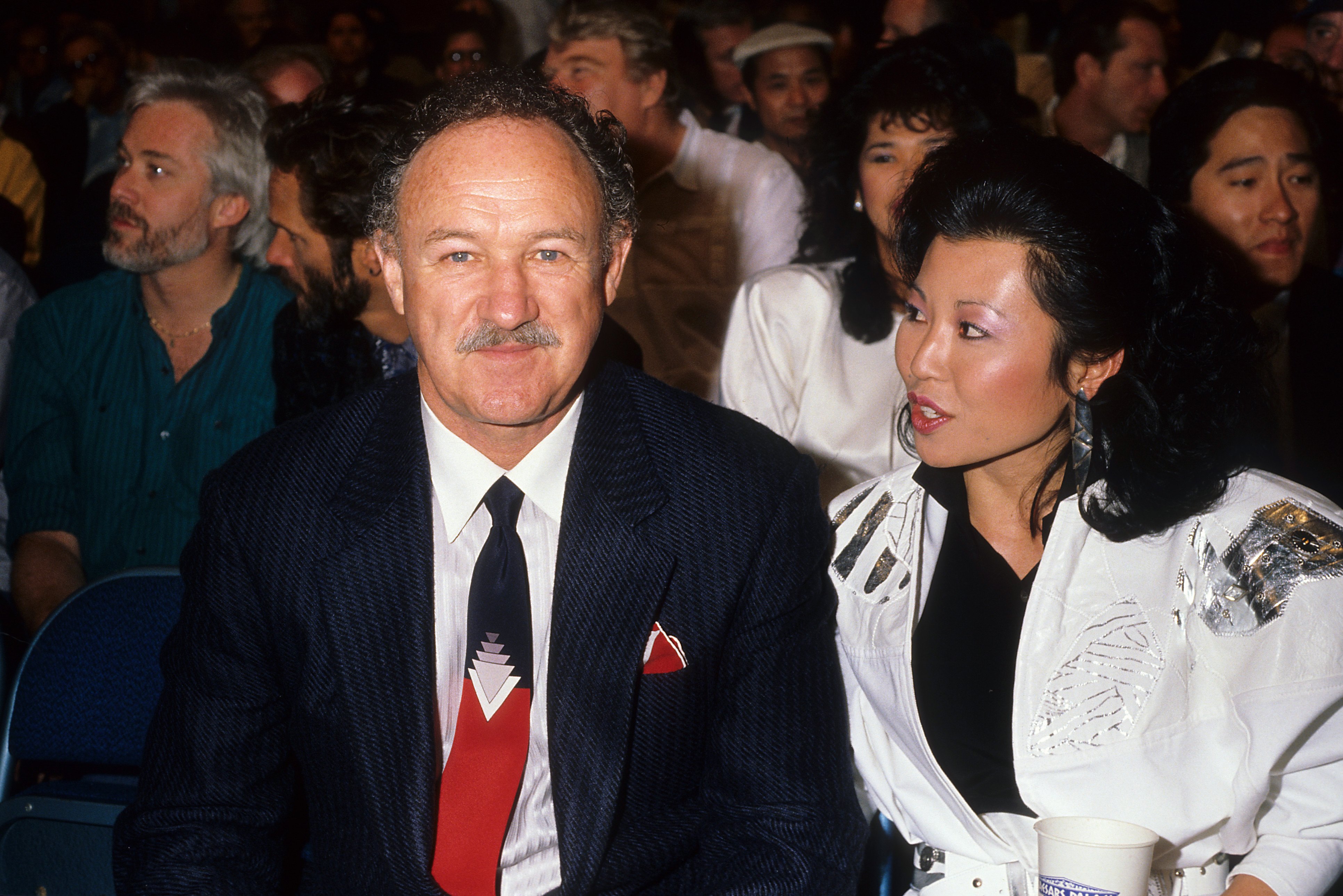 Gene Hackman und seine Frau Betsy Arakawa im Jahr 1986 in Los Angeles, Kalifornien | Quelle: Getty Images