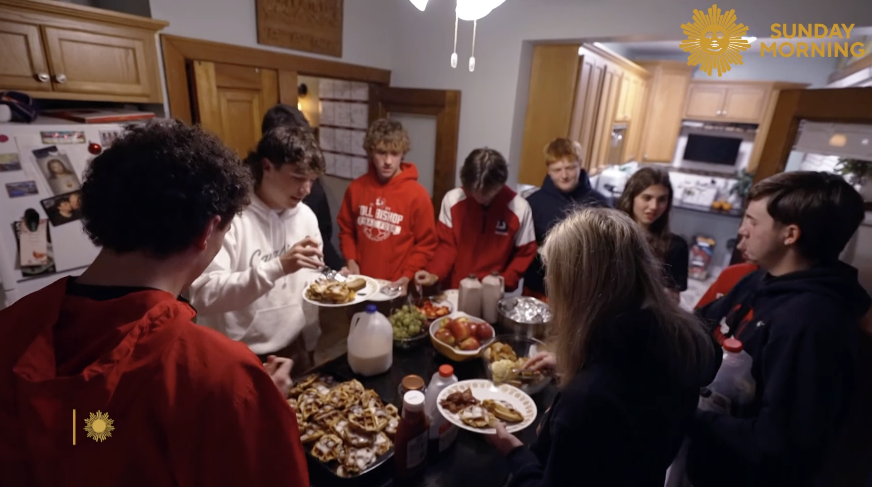 In einem Video vom 22. Oktober 2023 sieht man die Schülerinnen und Schüler beim Frühstück bei Oma Peggy zu Hause. | Quelle: facebook.com/CBSSundayMorning