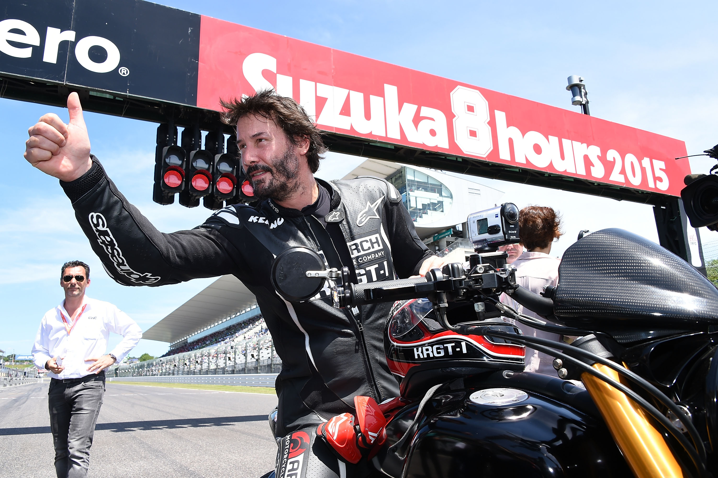 Keanu Reeves ist bei der Eröffnungsfeier des Suzuka 8 Hours auf der Suzuka-Rennstrecke in Japan zu sehen, am 26. Juli 2015 | Quelle: Getty Images