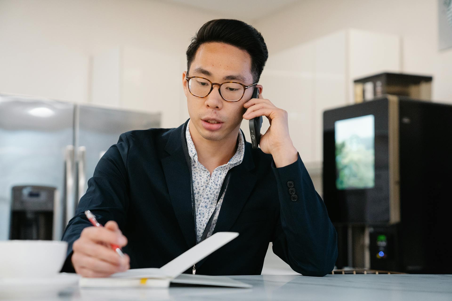 Ein Mann nimmt ein Telefonat bei der Arbeit entgegen | Quelle: Pexels