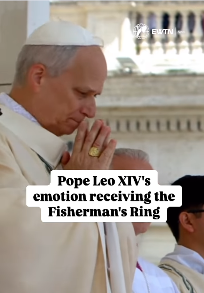 Papst Leo XIV. zeigt sich gerührt, nachdem er den Fischerring erhalten hat, vom 18. Mai 2025 | Quelle: Instagram/catholicnewsagency