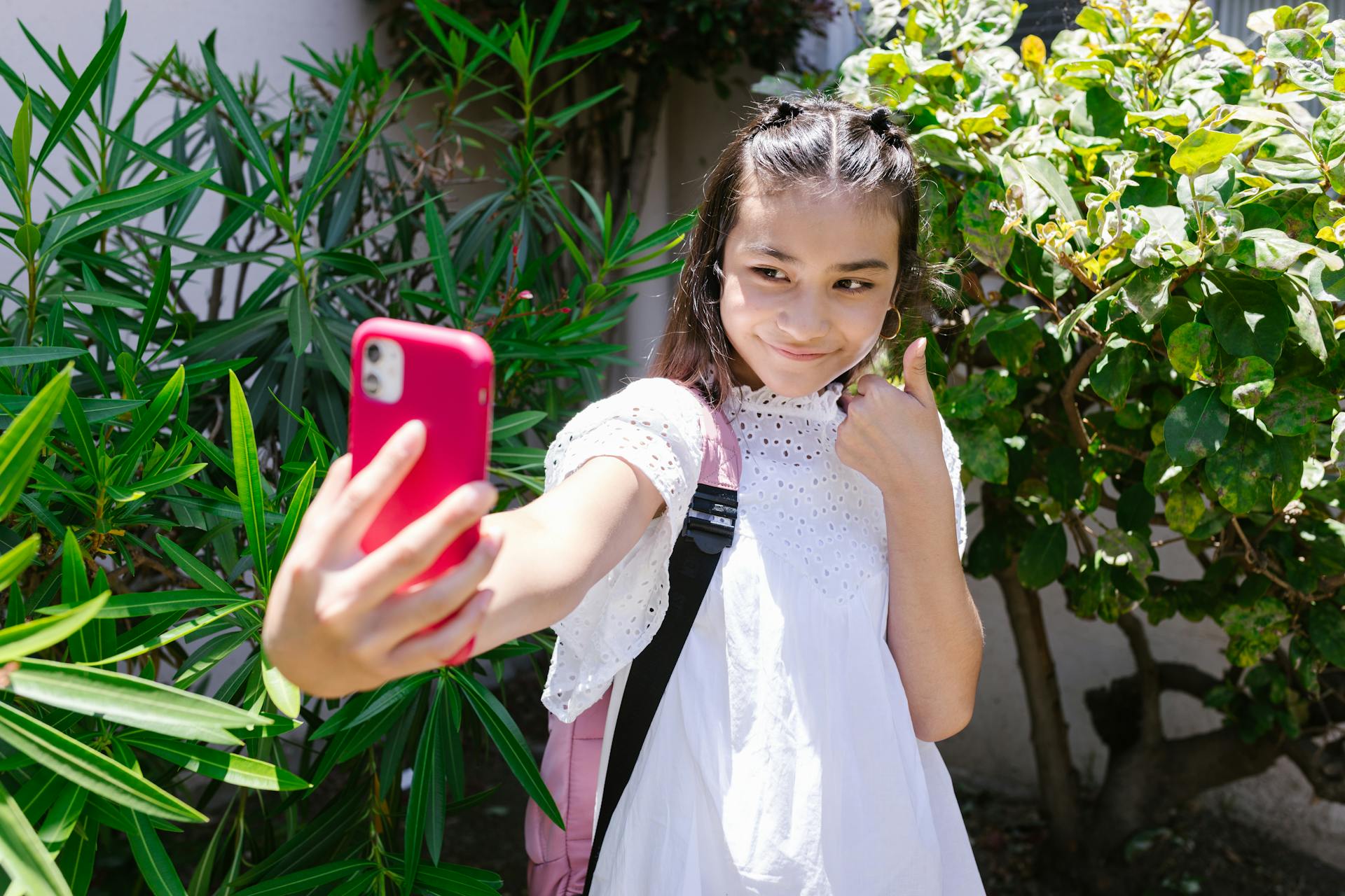 Ein junges Teenager-Mädchen benutzt ihr Handy | Quelle: Pexels
