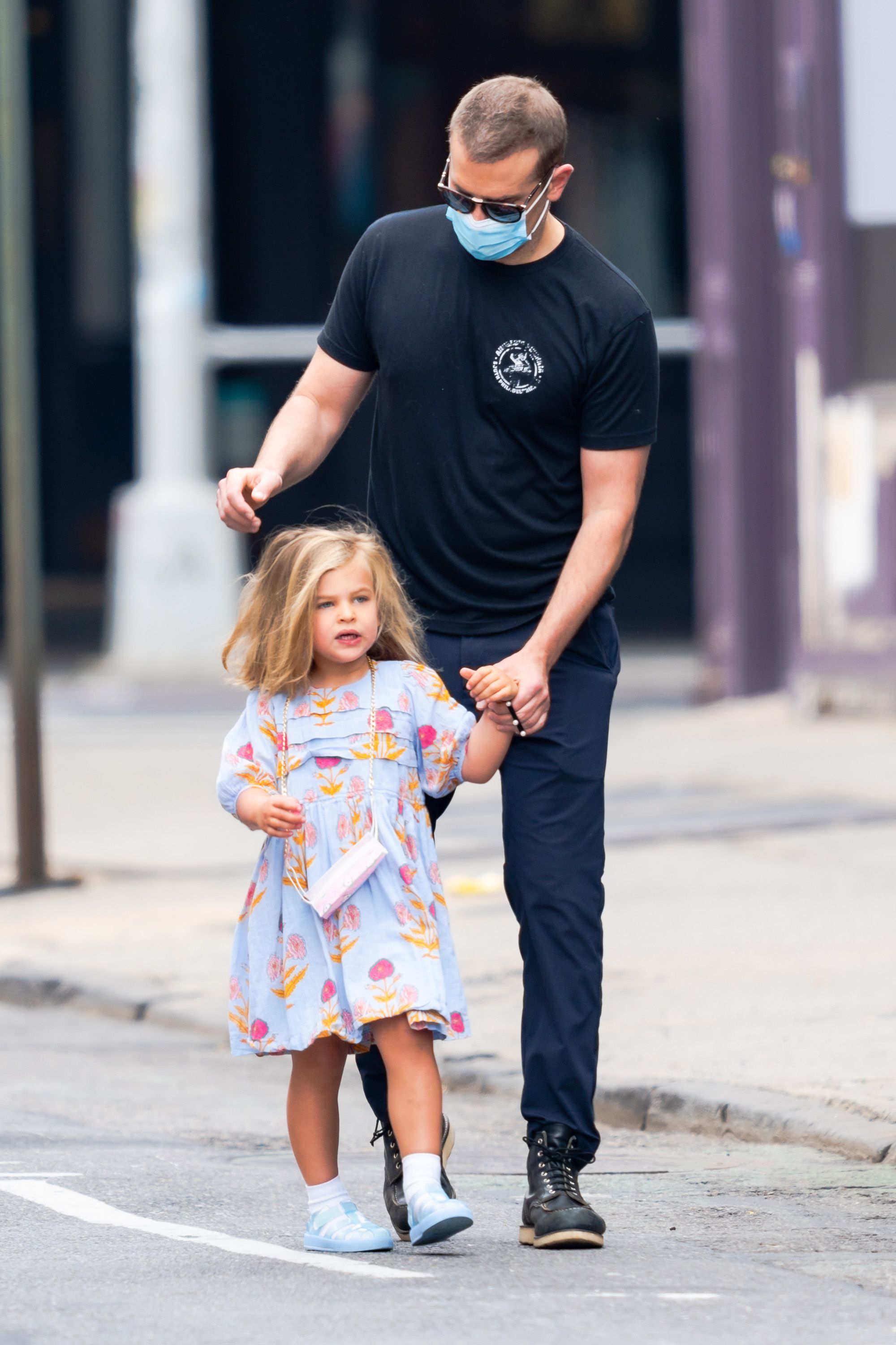 Bradley Cooper und Lea Cooper gehen am 26. Mai 2021 im West Village in New York City spazieren. | Quelle: Getty Images