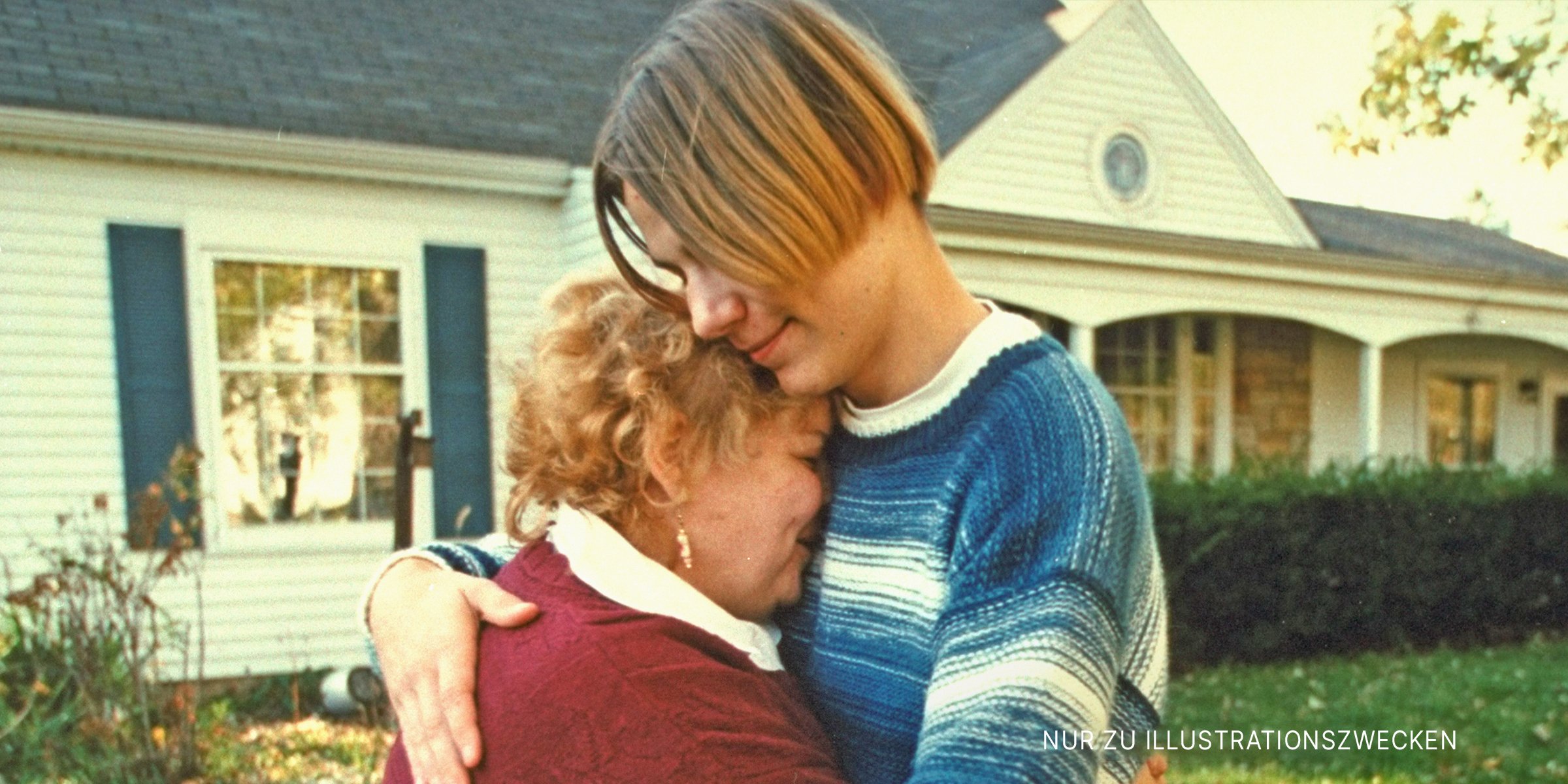 Der Sohn umarmt seine Mutter. | Quelle: Getty Images