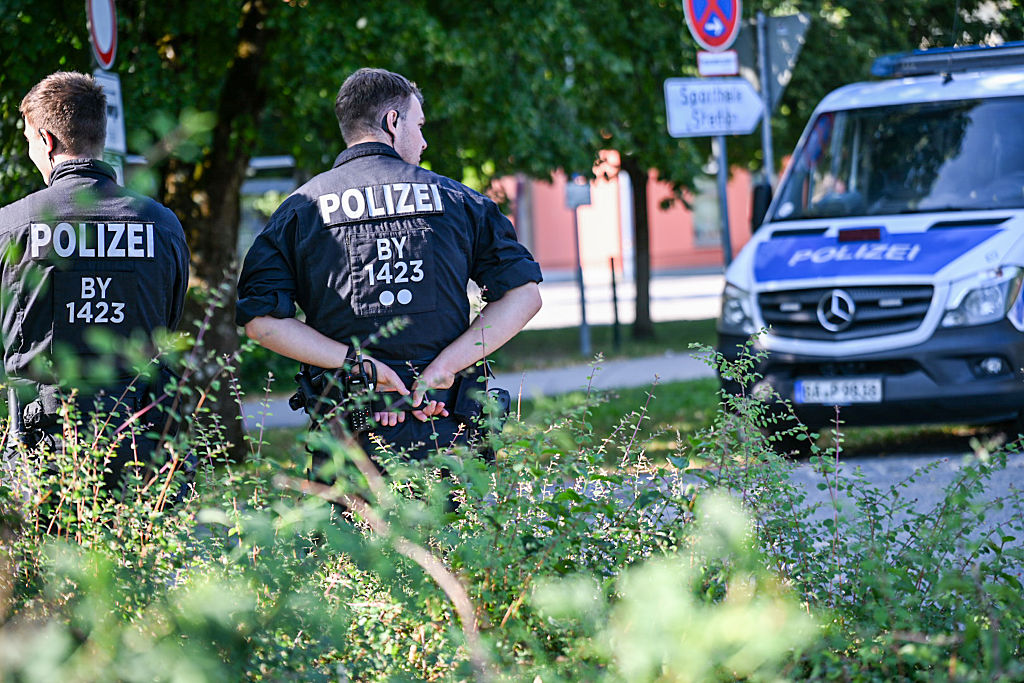09. Juli 2026, Bayern, Schongau: Am Welfen-Gymnasium sind bayerische Polizeibeamte im Einsatz. Am Vortag kam es an der Oberschule in Oberbayern zu einem Vorfall, bei dem mehrere Menschen verletzt wurden und eine Person festgenommen wurde. | Quelle: Getty Images