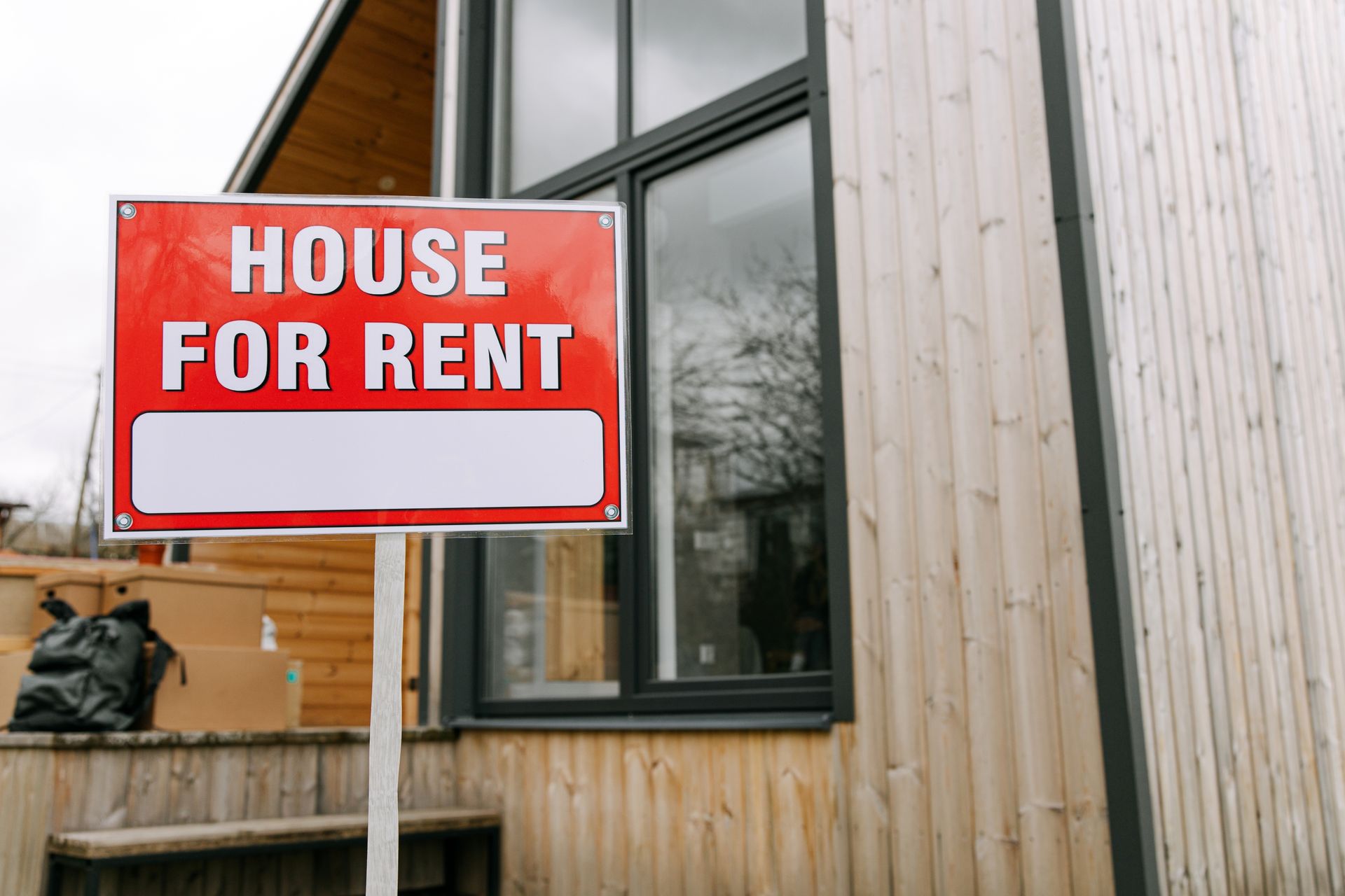 Ein Schild mit der Aufschrift „Haus zu vermieten“ | Quelle: Pexels