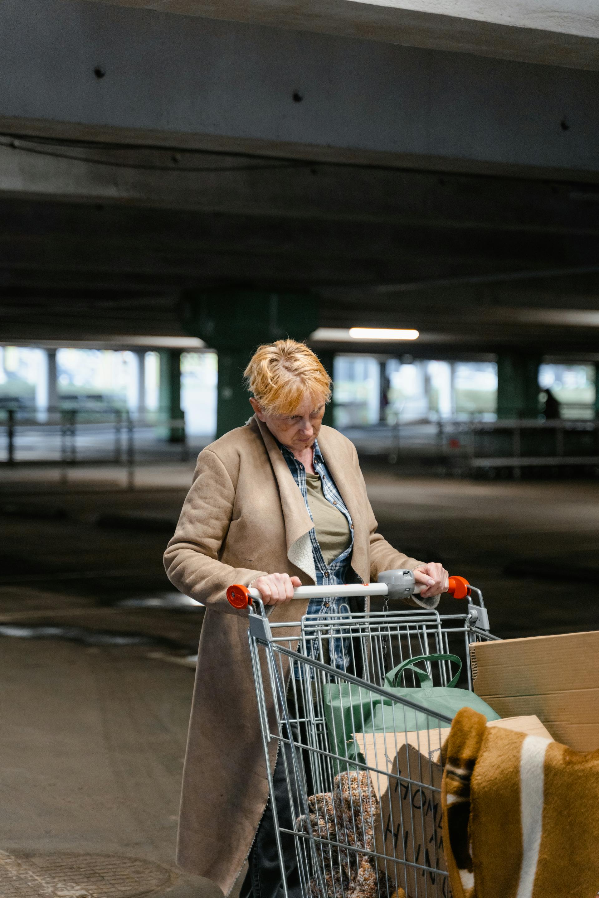 Eine obdachlose Frau | Quelle: Pexels