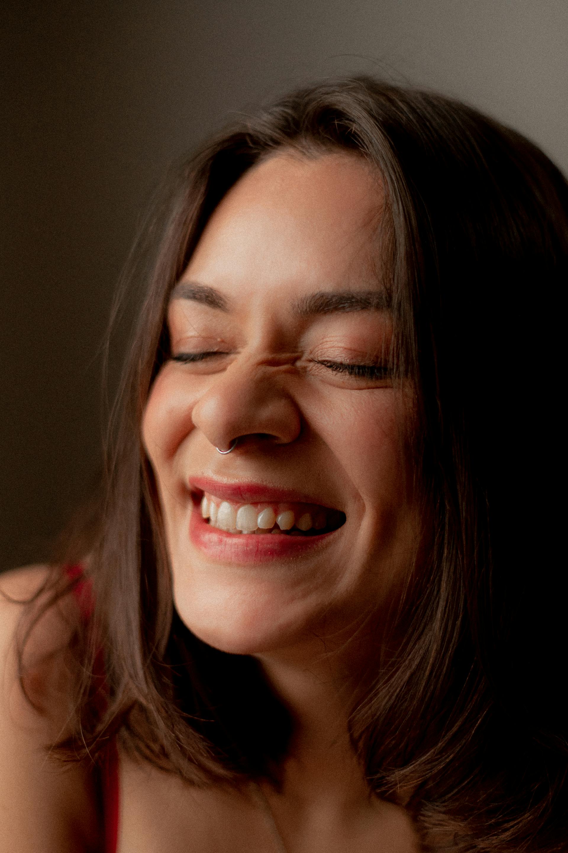 Eine lachende brünette Frau | Quelle: Pexels