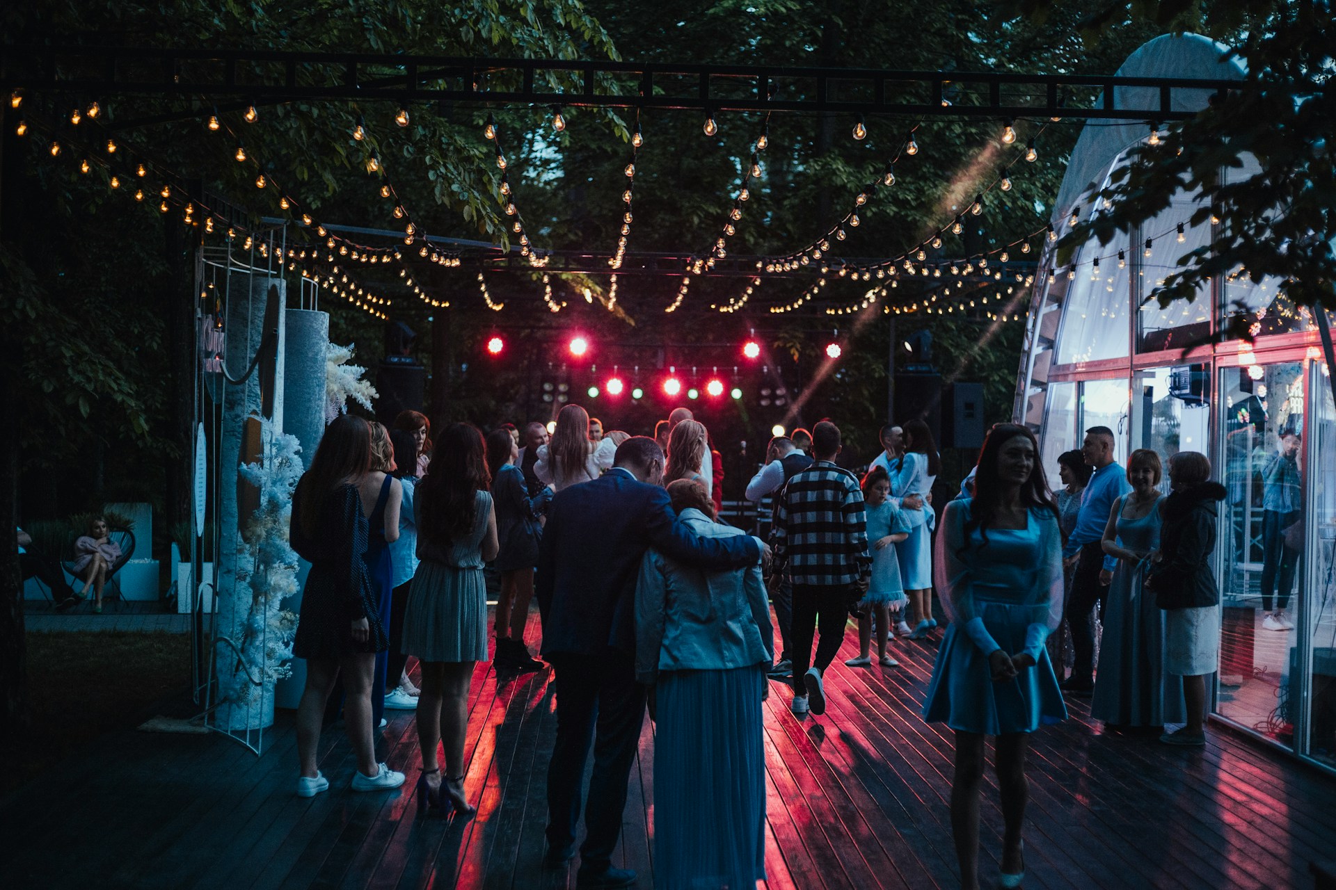 Versammelte Menschen auf einer Party | Quelle: Unsplash